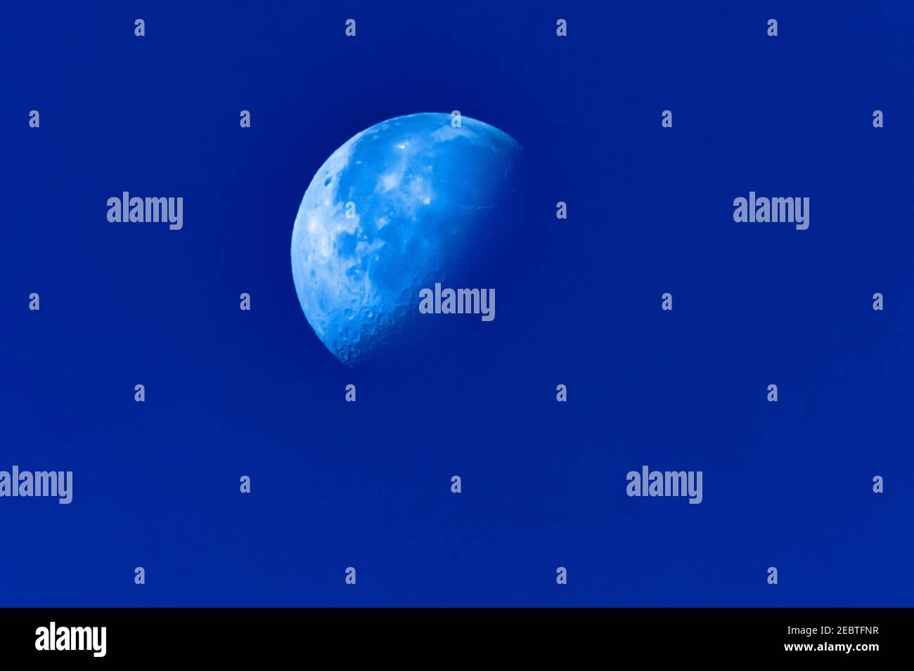 Demi-lune sur ciel bleu Banque D'Images