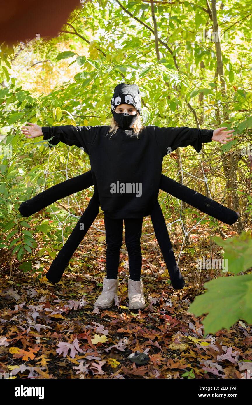 Fille (8-9) portant le costume d'Halloween en forêt Banque D'Images