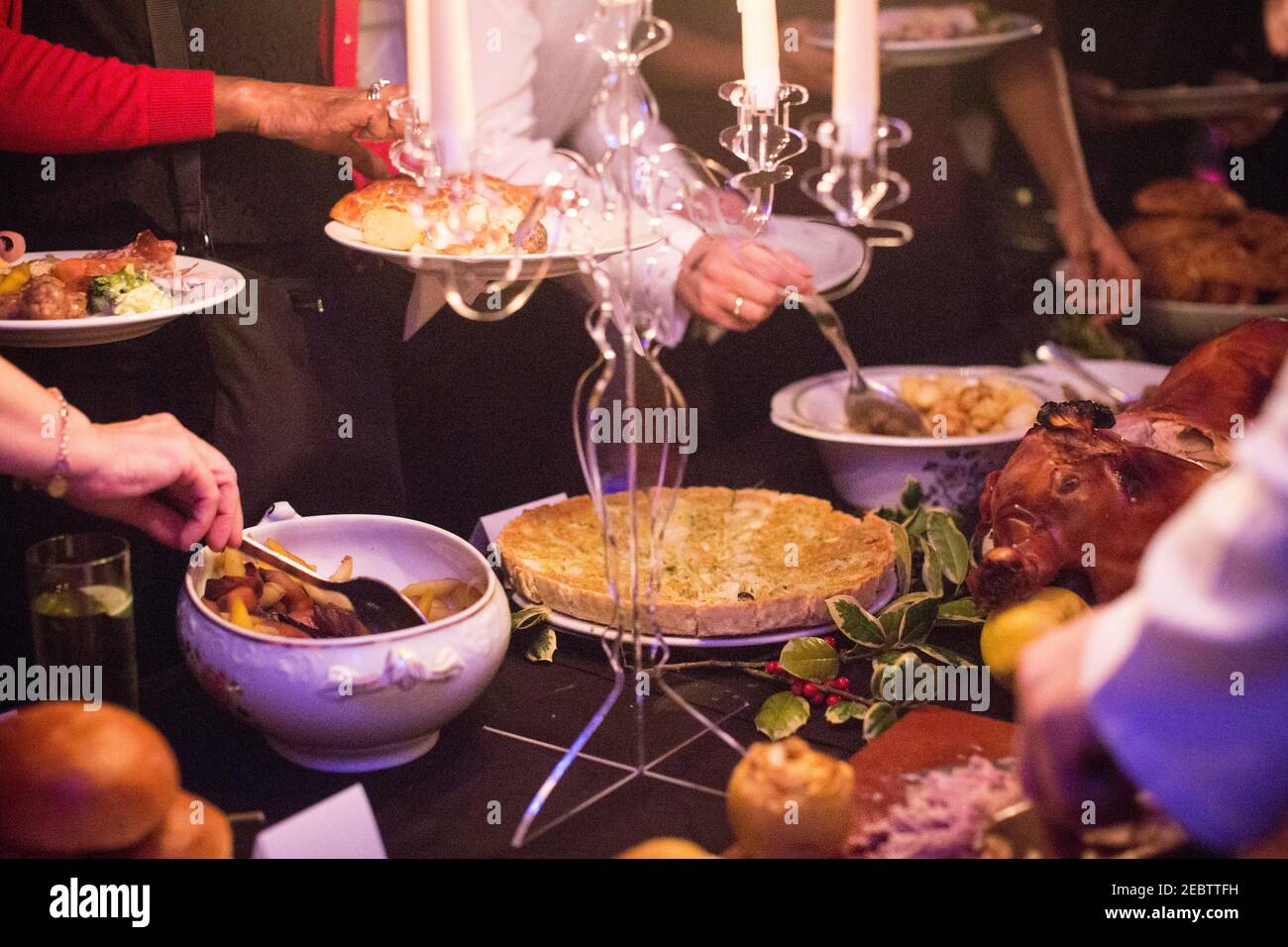 Repas servis lors d'une réception sous forme de buffet lors d'une fête au Bush Hall de Londres. D'une série de vues générales sur les fêtes de Noël. Banque D'Images