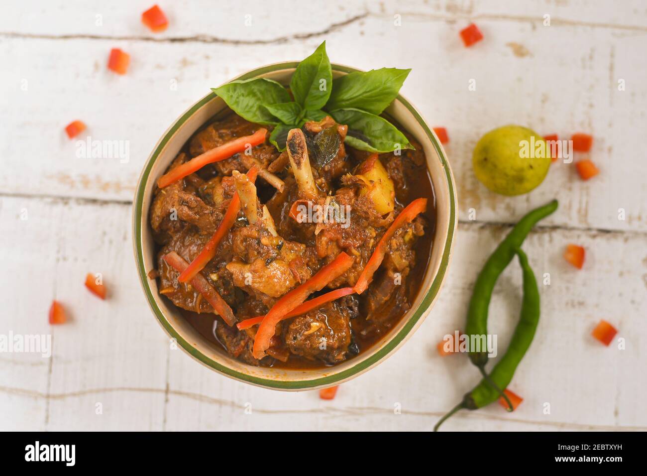 Rôti de canard style Kerala avec gâteau de riz vapeur Vattayappam , curry de poulet maison aux épices indiennes , cuisine asiatique viande épicée curry cuit Banque D'Images