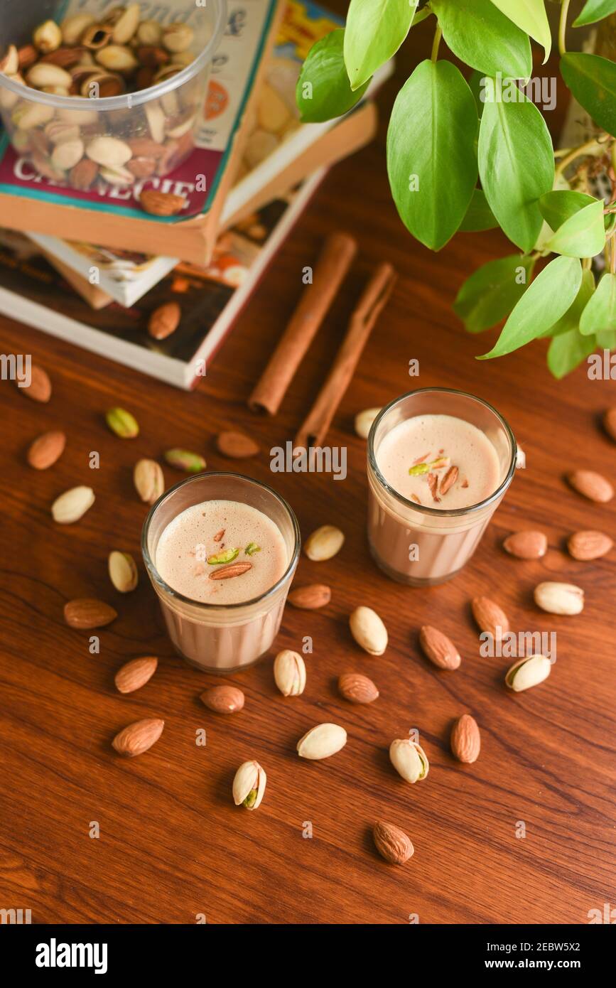 Thé indien masala ou chai. Thé au lait Badam pista chai ou thé aux fruits secs d'Amritsar, Punjab Inde. Herbes chaudes épicées, épices aromatiques bio ayurvédique Banque D'Images
