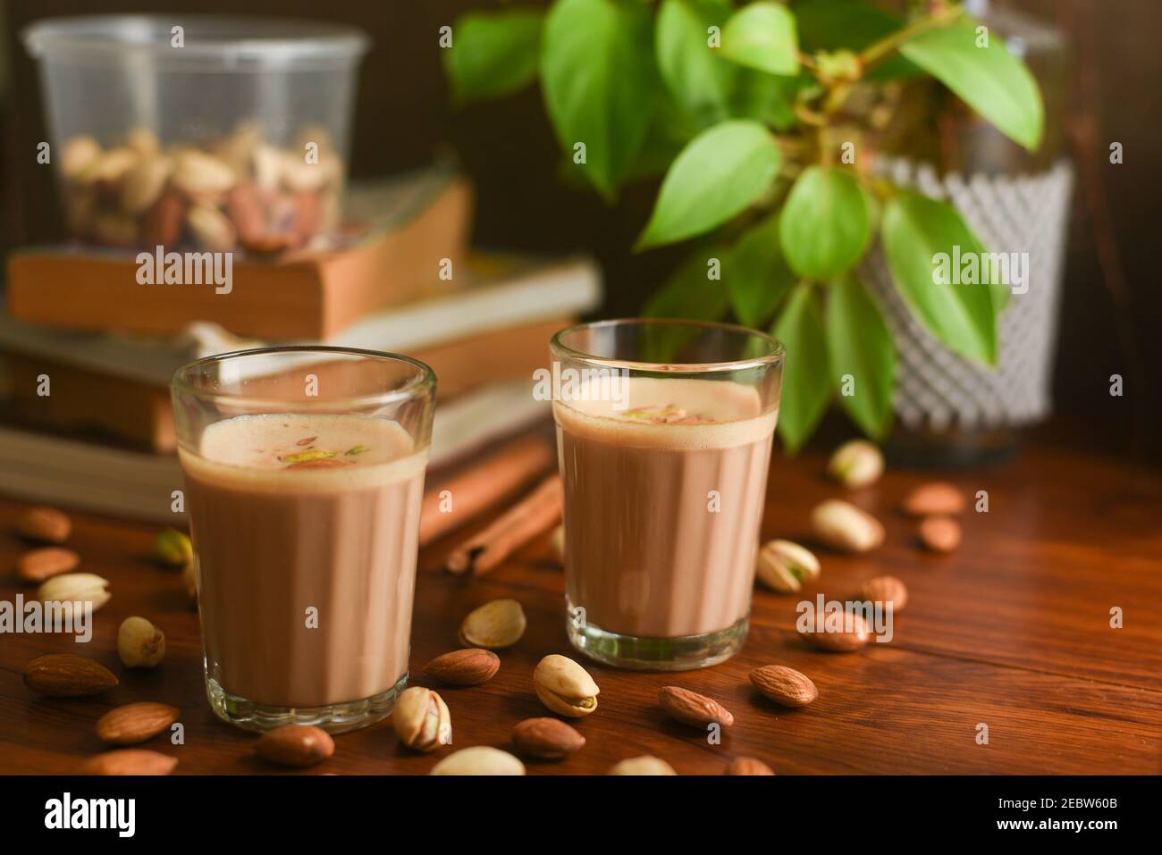 Thé indien masala ou chai. Thé au lait Badam pista chai ou thé aux fruits secs d'Amritsar, Punjab Inde. Herbes chaudes épicées, épices aromatiques bio ayurvédique Banque D'Images