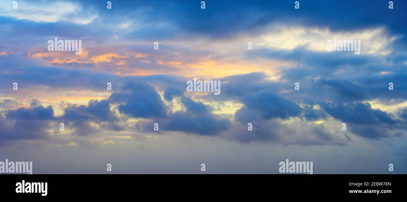 Nuages sur ciel au coucher du soleil Banque D'Images