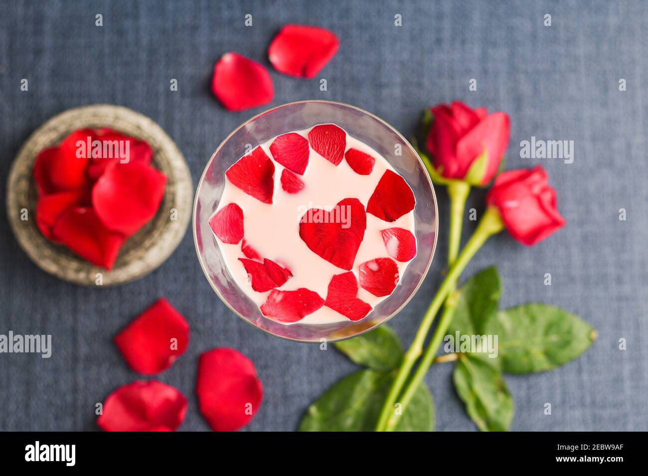 Lait de rose, Rose shake, Gulab Shake avec pétales de rose valentines indiennes boisson de jour avec coeur rouge fleurs de rose Kerala. Lait de fraise shake Banque D'Images