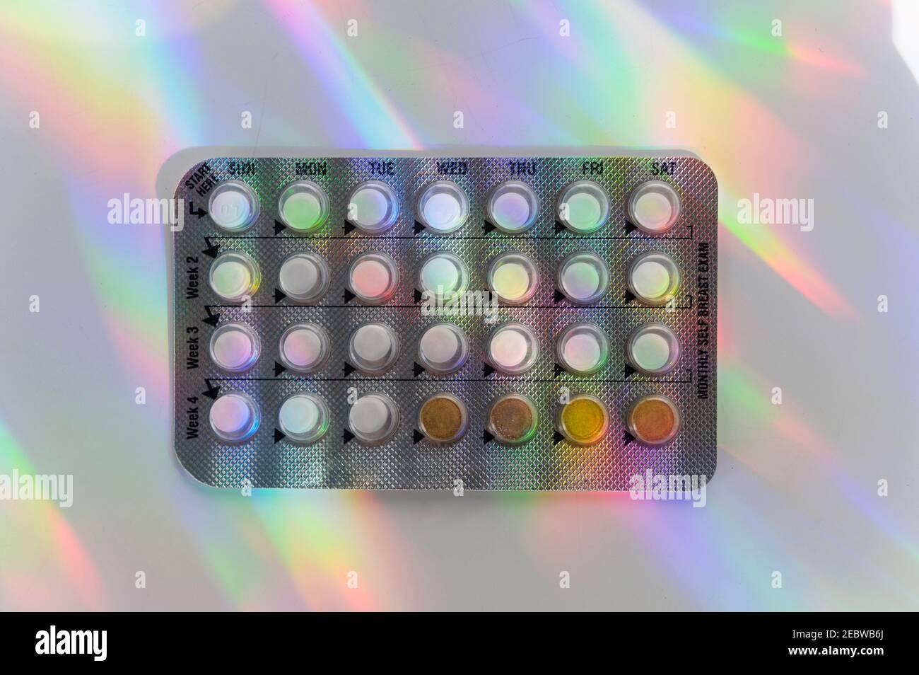 Pilules contraceptives aux reflets colorés Banque D'Images
