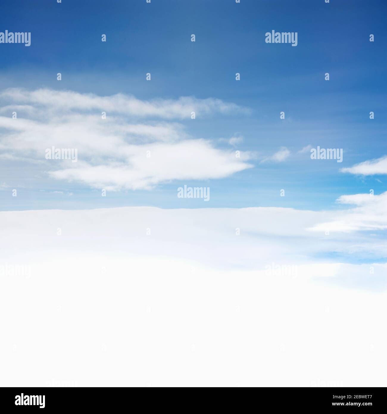 Ciel bleu avec des nuages Banque D'Images