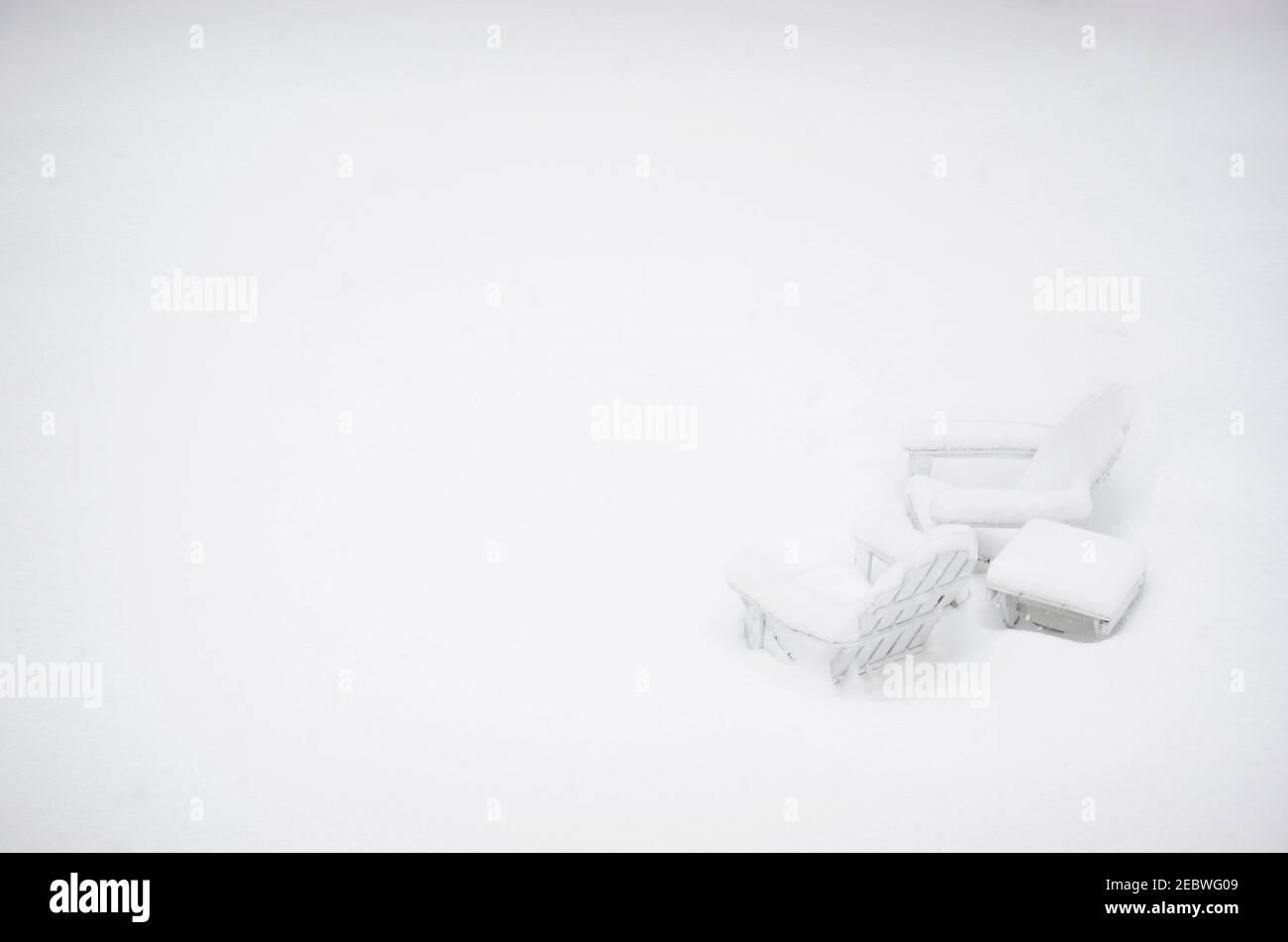 Chaises et table extérieures recouvertes de neige Banque D'Images