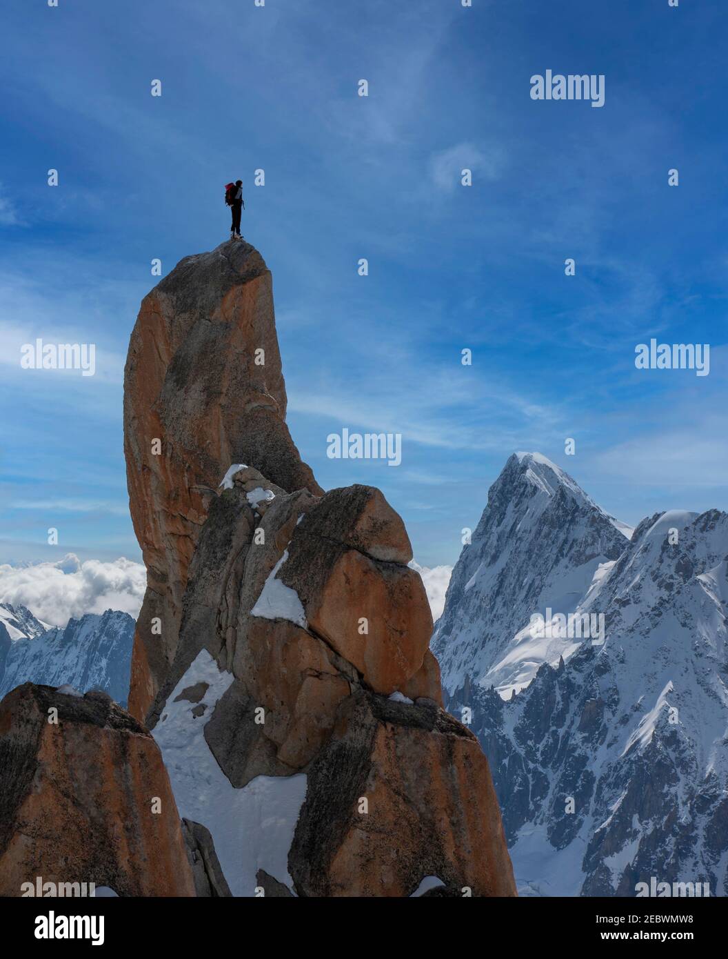 France, haute-Savoie, Chamonix, Climber au sommet de l'aiguille du midi dans le massif du Mont blanc Banque D'Images