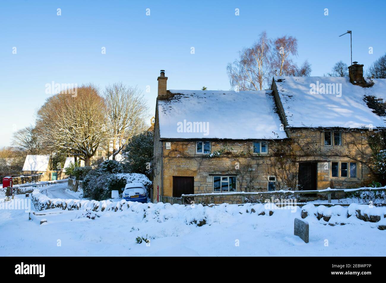 Cotswold cottages en pierre dans la neige en janvier. Snowshill, Cotswolds, Gloucestershire, Angleterre Banque D'Images