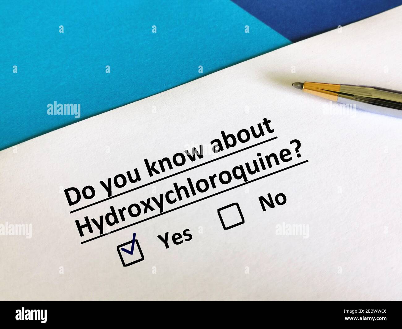 Une personne répond à une question sur la pandémie. Il connaît l'hydroxychloroquine. Banque D'Images