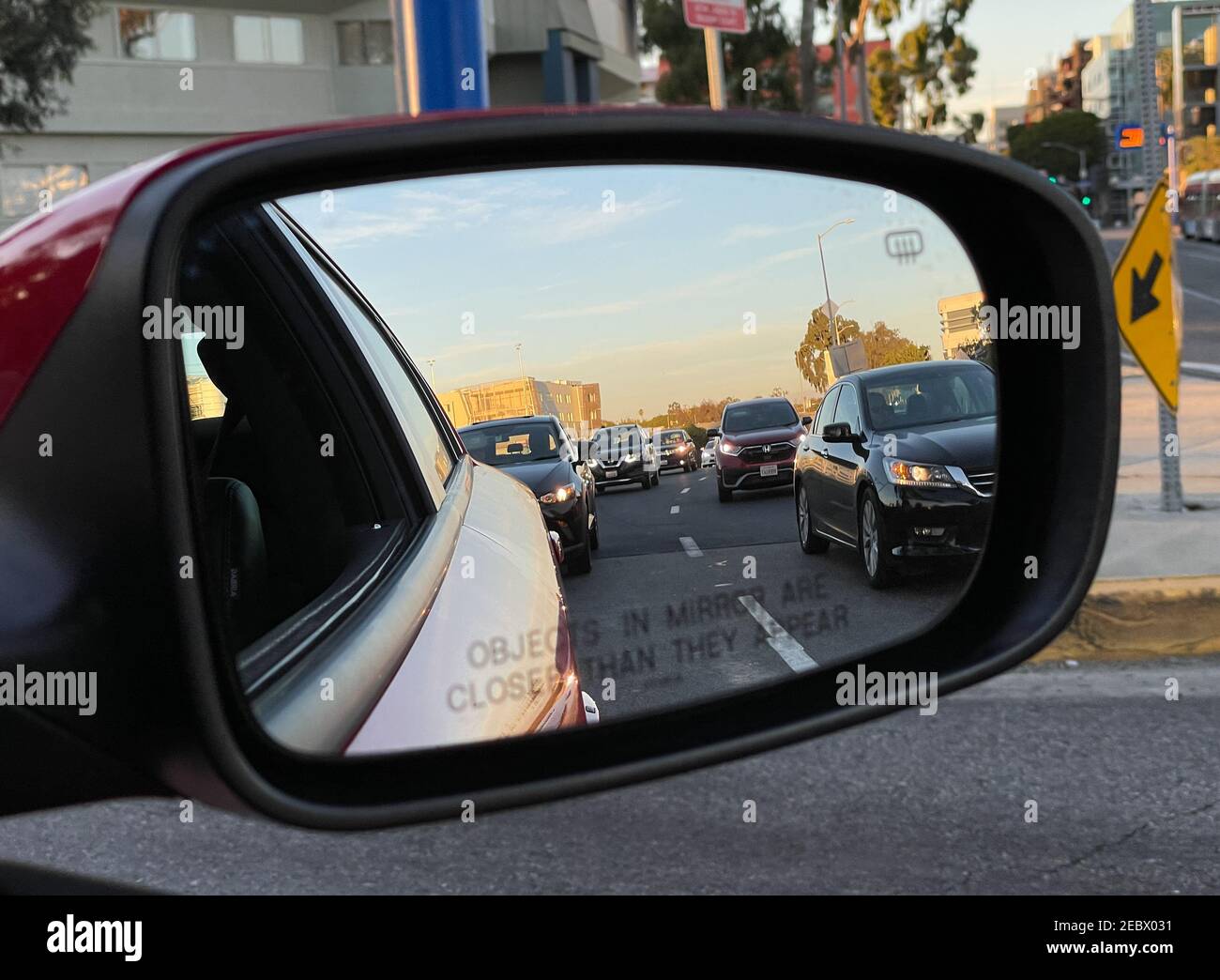 Santa Monica, Californie, États-Unis - 20 janvier 2021 : vue rapprochée du rétroviseur extérieur reflétant la route routière du centre-ville de Santa Monica Banque D'Images