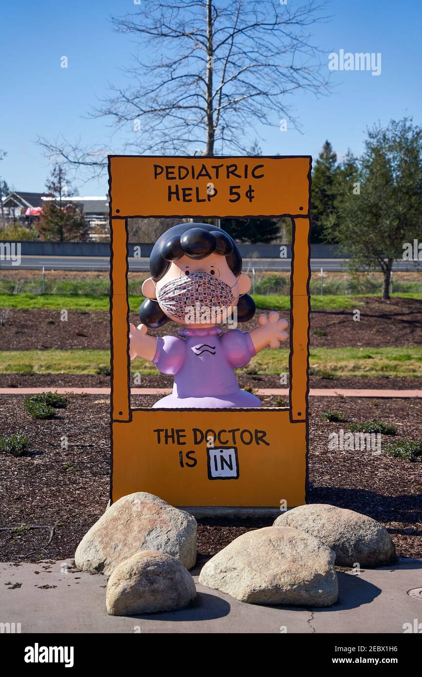 Statue de Lucy van Pelt avec masque facial à l'extérieur de Kaiser permanente à Santa Rosa, Californie. Banque D'Images