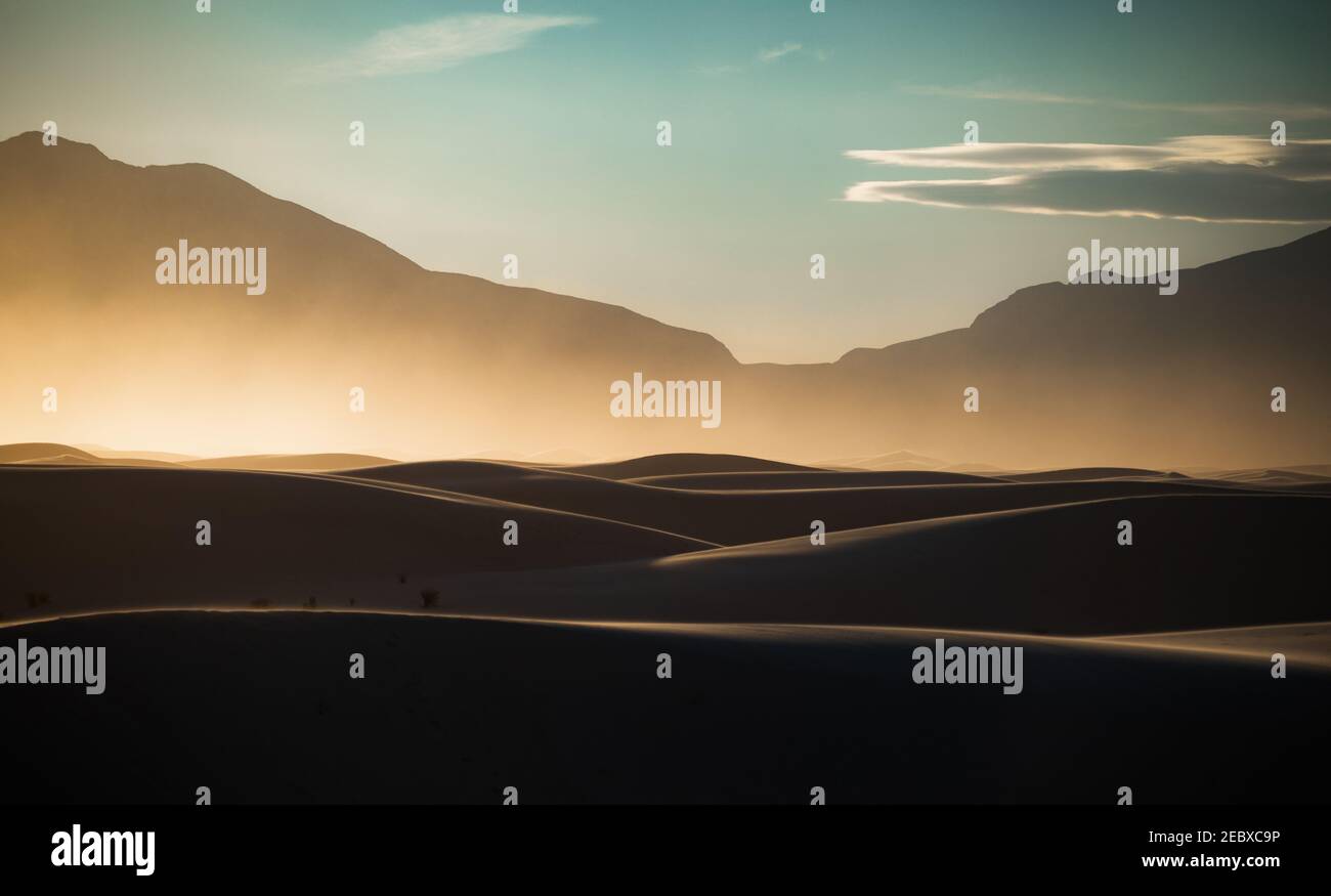 Spectaculaire coucher de soleil paysage photo du parc national de White Sands au Nouveau-mexique. L'un des plus récents parcs nationaux des États-Unis. Banque D'Images