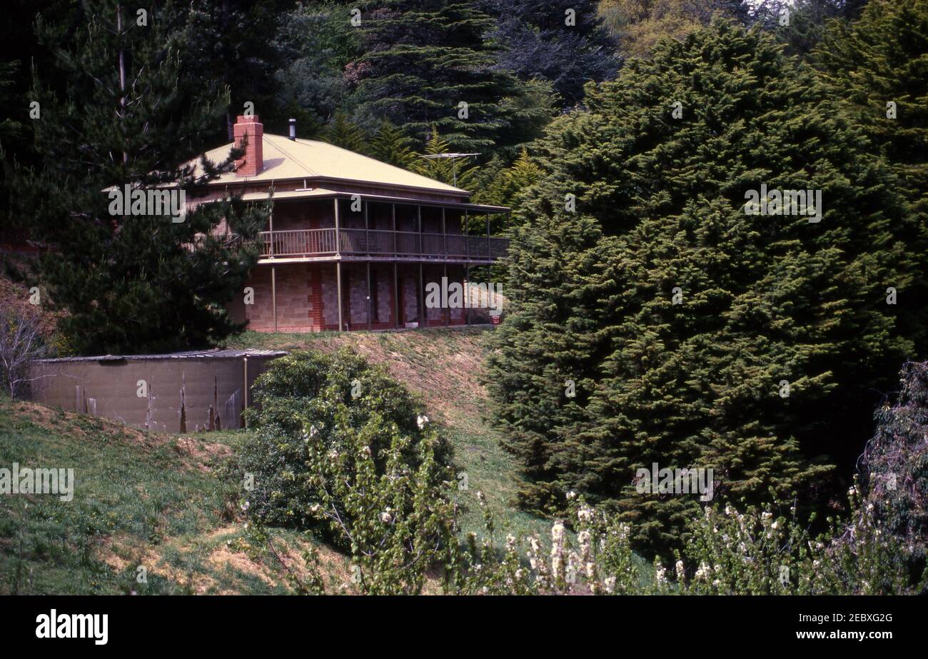 MAISON RURALE DE DEUX ÉTAGES SITUÉE AU MILIEU DES ARBRES DANS LA PAISIBLE RÉGION DES COLLINES D'ADÉLAÏDE EN AUSTRALIE MÉRIDIONALE. Banque D'Images