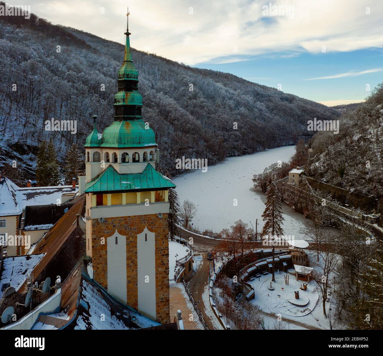 Hôtel Palota à Lillafured, Miskolc pendant une nuit d'hiver enneigée. Bâtiment du château légèrement recouvert de neige Banque D'Images