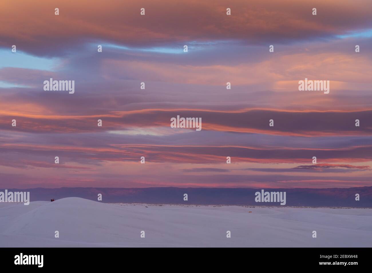 Spectaculaire coucher de soleil paysage photo du parc national de White Sands au Nouveau-mexique. L'un des plus récents parcs nationaux des États-Unis. Banque D'Images