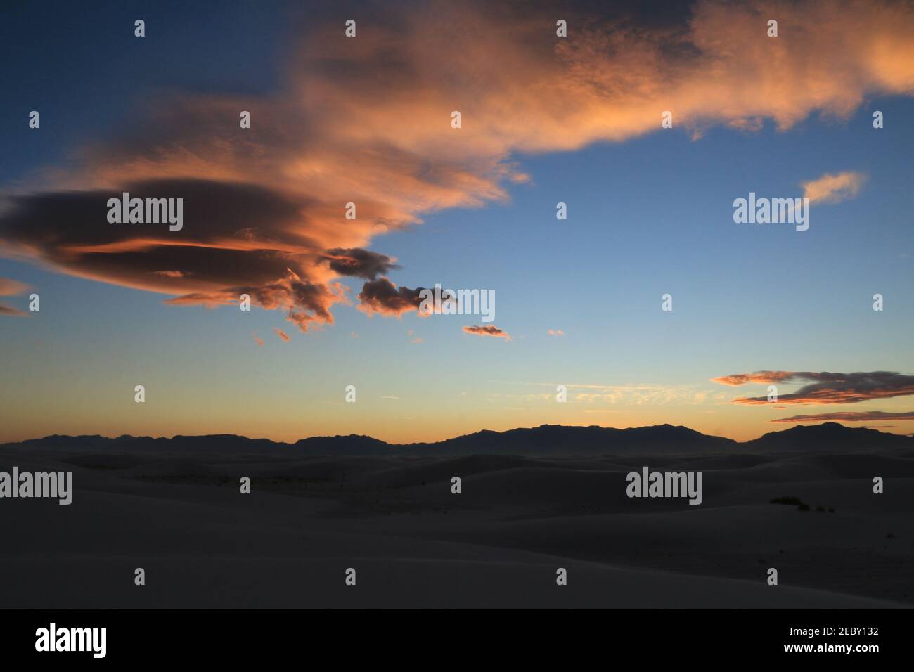 Spectaculaire coucher de soleil paysage photo du parc national de White Sands au Nouveau-mexique. L'un des plus récents parcs nationaux des États-Unis. Banque D'Images