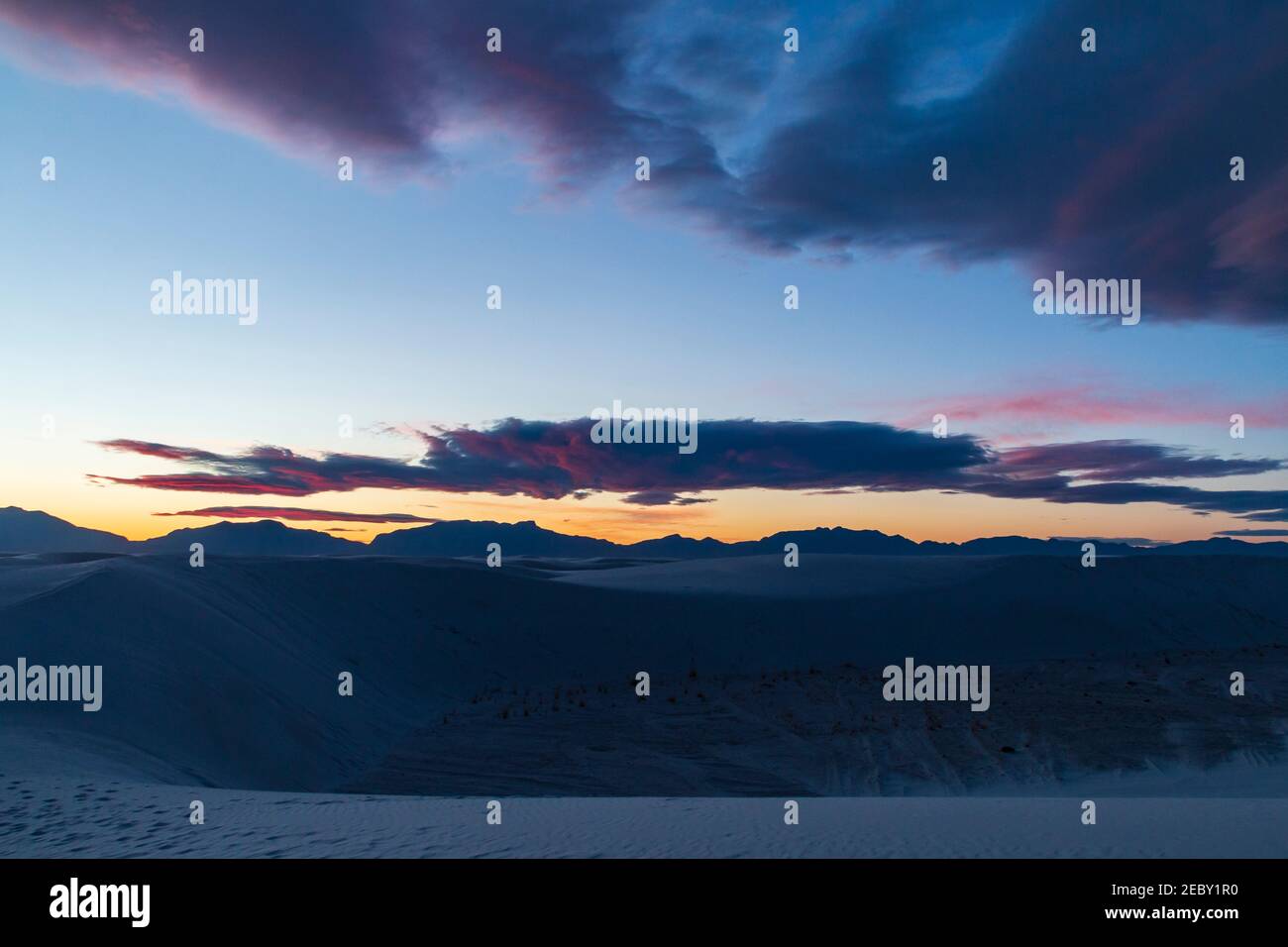 Spectaculaire coucher de soleil paysage photo du parc national de White Sands au Nouveau-mexique. L'un des plus récents parcs nationaux des États-Unis. Banque D'Images