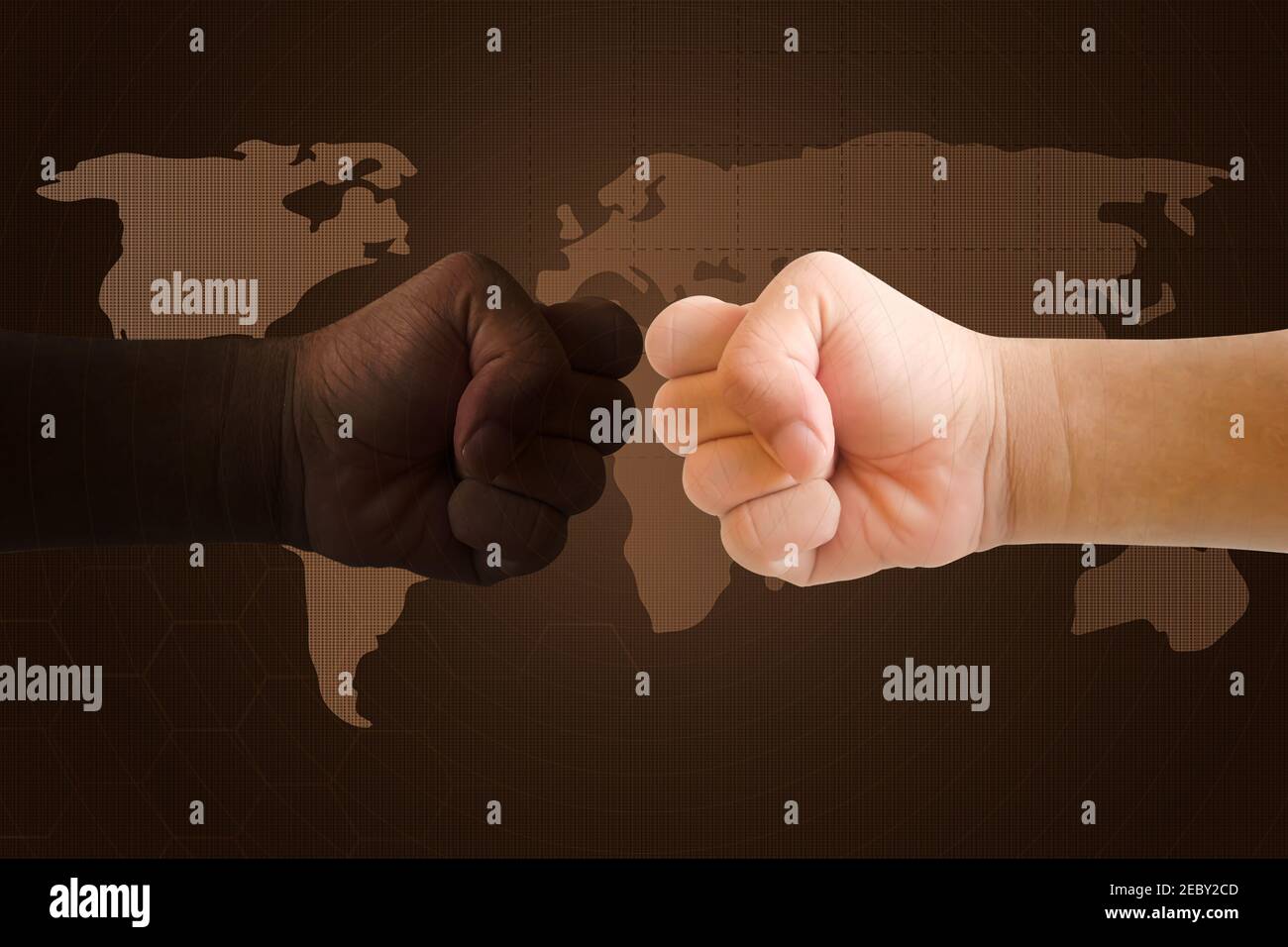 Deux mains de poing vers l'autre face à la carte du monde en arrière-plan. Conception de toile de fond du concept de diversité Banque D'Images