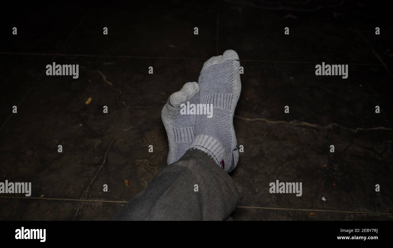 Concept de vêtements de sport et de port. Vue latérale du magnifique pied humain habillé dans une nouvelle chaussette vierge en coton naturel doux et agréable isolée sur un blanc Banque D'Images