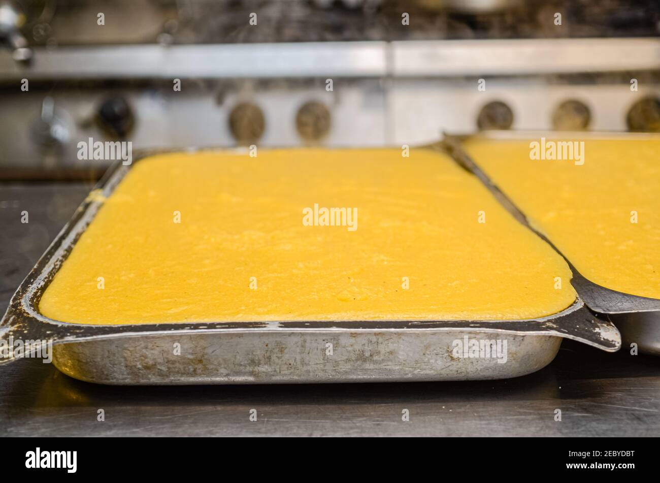 Préparer une polenta typique savoureuse du nord de l'Italie Banque D'Images