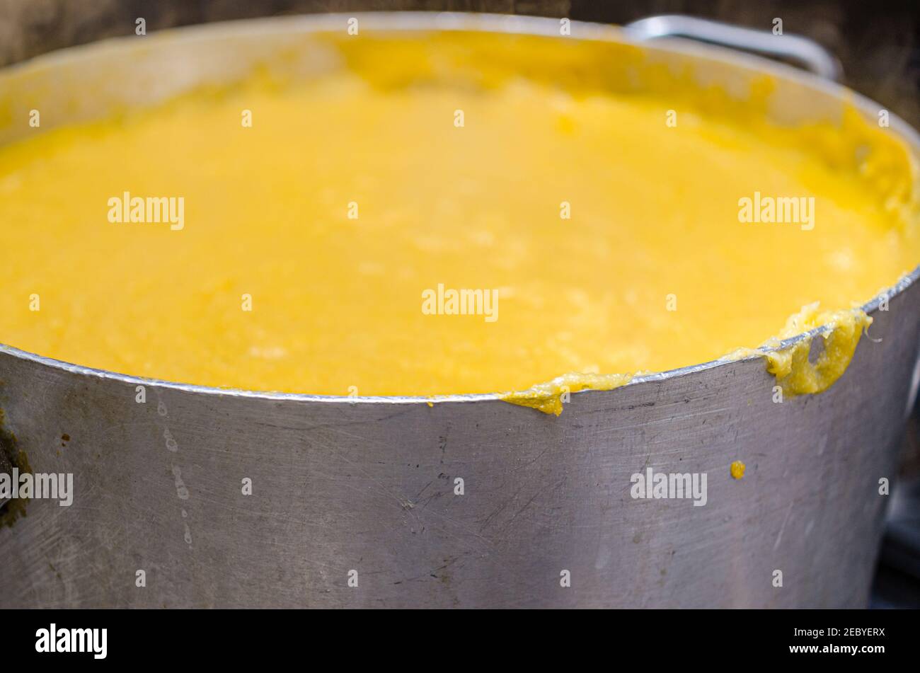Préparer une polenta typique savoureuse du nord de l'Italie Banque D'Images