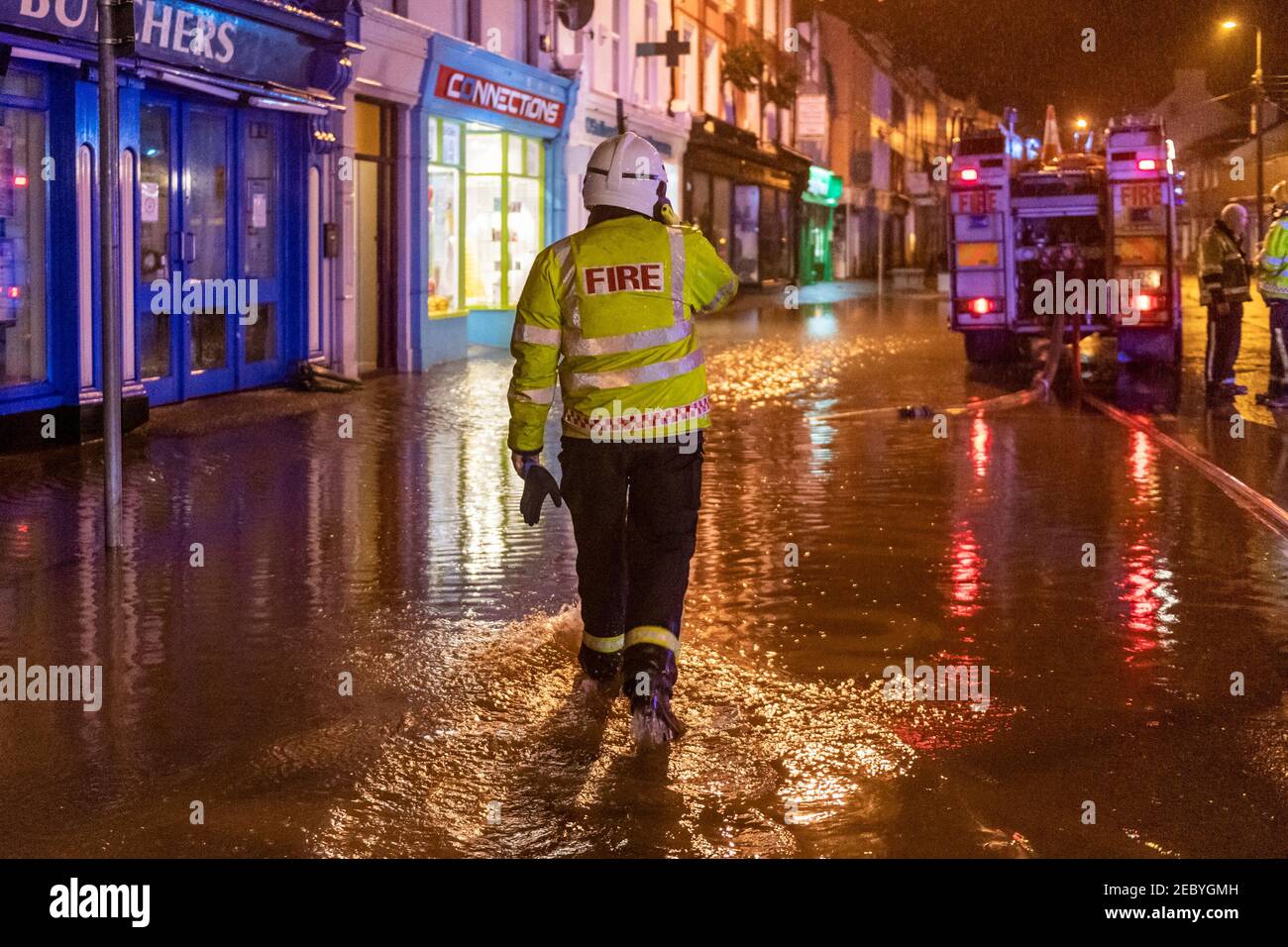 Bantry, West Cork, Irlande. 13 février 2021. La place de la ville de Bantry a de nouveau inondé ce matin, en raison des hautes marées de printemps astronomiques. Trois unités de la brigade des pompiers de Bantry ont aidé les travailleurs du Conseil du comté de Cork à pomper les eaux d'inondation loin des propriétés, bien qu'un petit nombre de locaux aient été touchés par les eaux d'inondation. Crédit : AG News/Alay Live News Banque D'Images