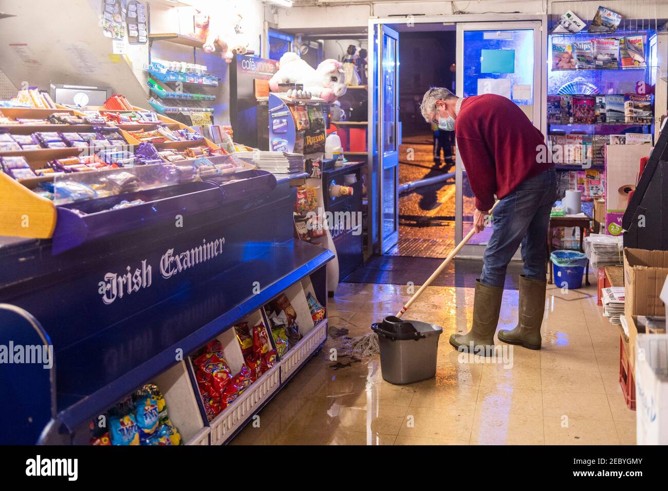Bantry, West Cork, Irlande. 13 février 2021. La place de la ville de Bantry a de nouveau inondé ce matin, en raison des hautes marées de printemps astronomiques. Trois unités de la brigade des pompiers de Bantry ont aidé les travailleurs du Conseil du comté de Cork à pomper les eaux d'inondation loin des propriétés, bien qu'un petit nombre de locaux aient été touchés par les eaux d'inondation. Bill Alymer, de la boutique de cadeaux, des agents de presse ont essuyé les eaux d'inondation de ses locaux. Crédit : AG News/Alay Live News Banque D'Images