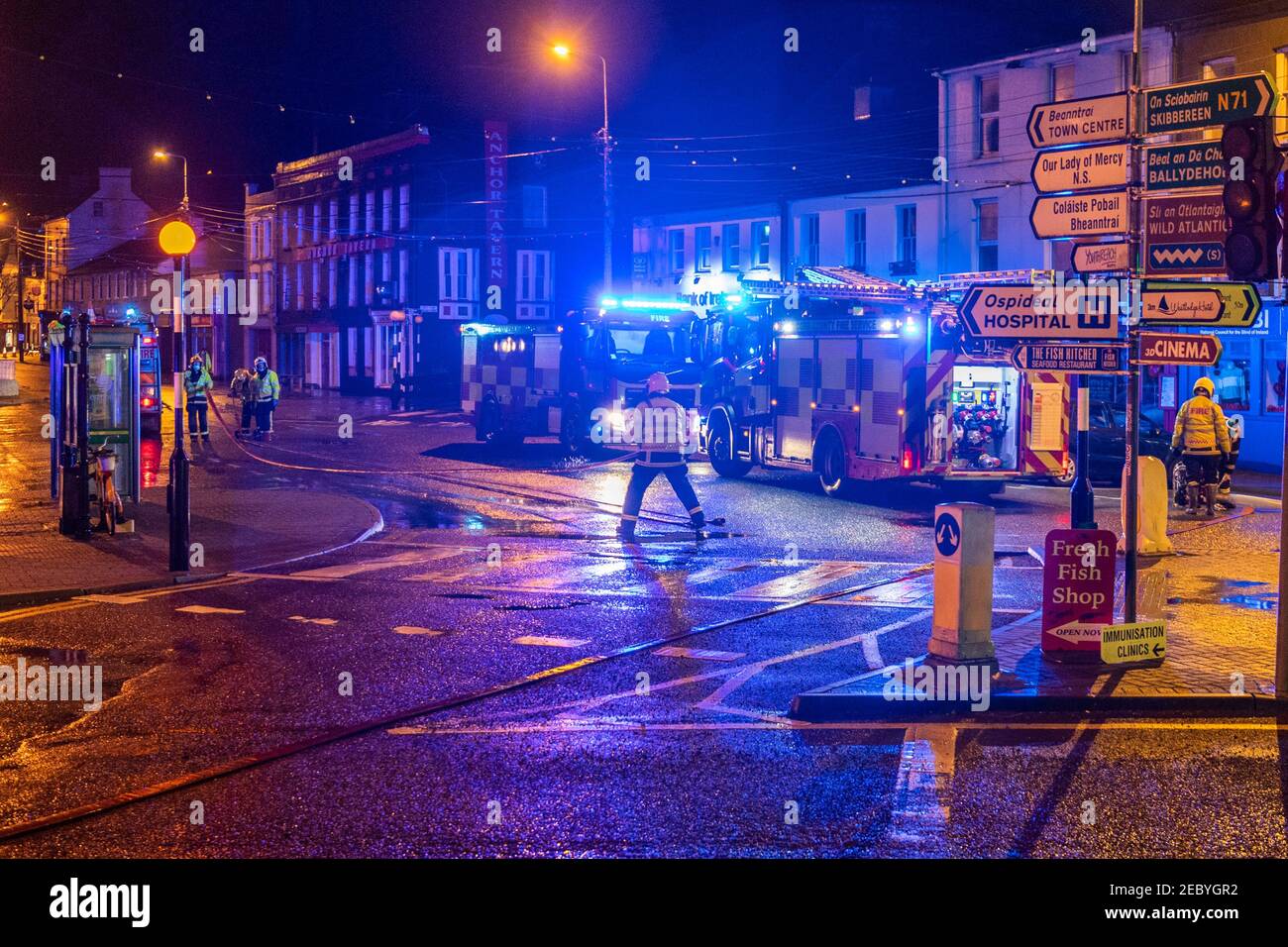 Bantry, West Cork, Irlande. 13 février 2021. La place de la ville de Bantry a de nouveau inondé ce matin, en raison des hautes marées de printemps astronomiques. Trois unités de la brigade des pompiers de Bantry ont aidé les travailleurs du Conseil du comté de Cork à pomper les eaux d'inondation loin des propriétés, bien qu'un petit nombre de locaux aient été touchés par les eaux d'inondation. Crédit : AG News/Alay Live News Banque D'Images