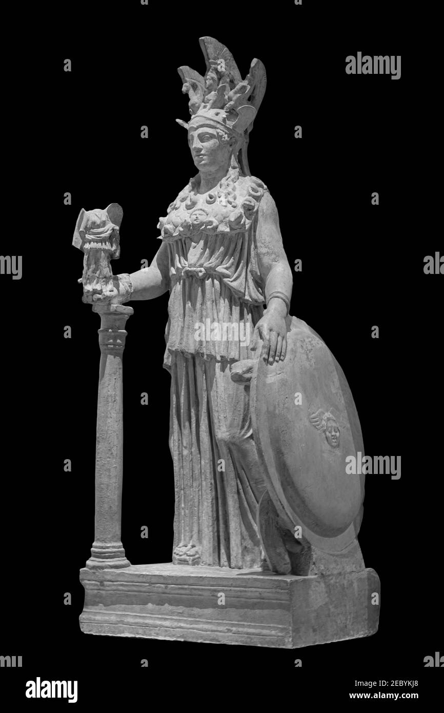 Ancienne statue grecque romaine de la déesse Athéna dieu de la sagesse et des arts sculpture historique isolée sur noir. Femme de marbre en sculpture sur casque Banque D'Images