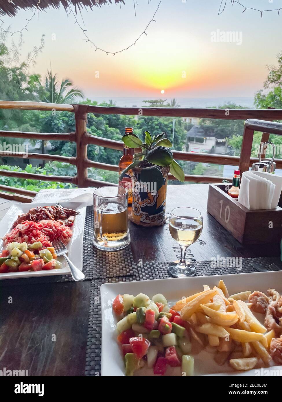 Table de petit-déjeuner dans le patio rustique en bois de terace d'a Restaurant à Zanxibar au lever ou au coucher du soleil Banque D'Images