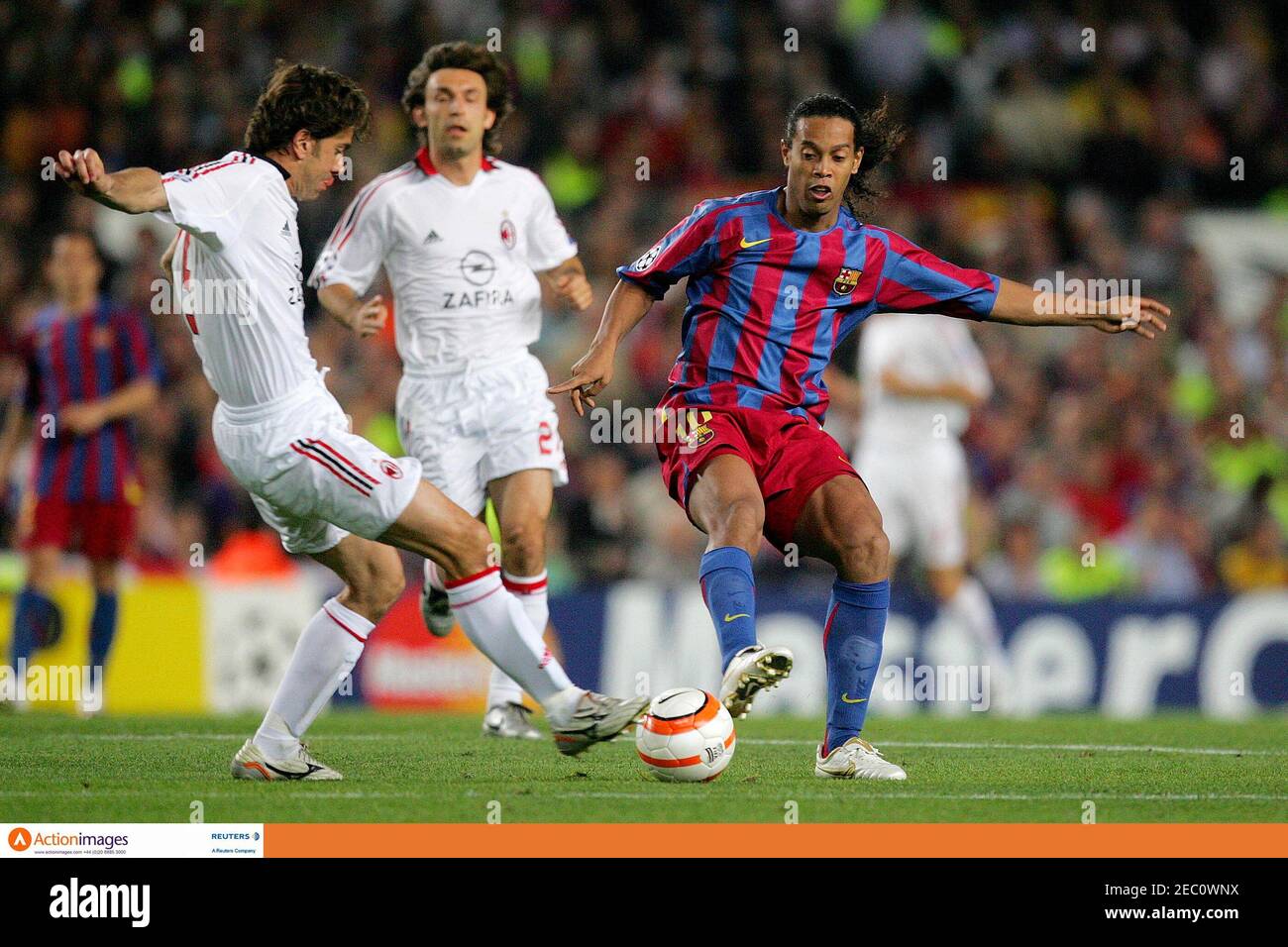 Football Fc Barcelona V Ac Milan Uefa Champions League Semi Final Second Leg Nou Camp Barcelone Espagne 26 4 06 Ronaldinho De Barcelone Et Alessandro Costacurta D Ac Milan En Action Credit