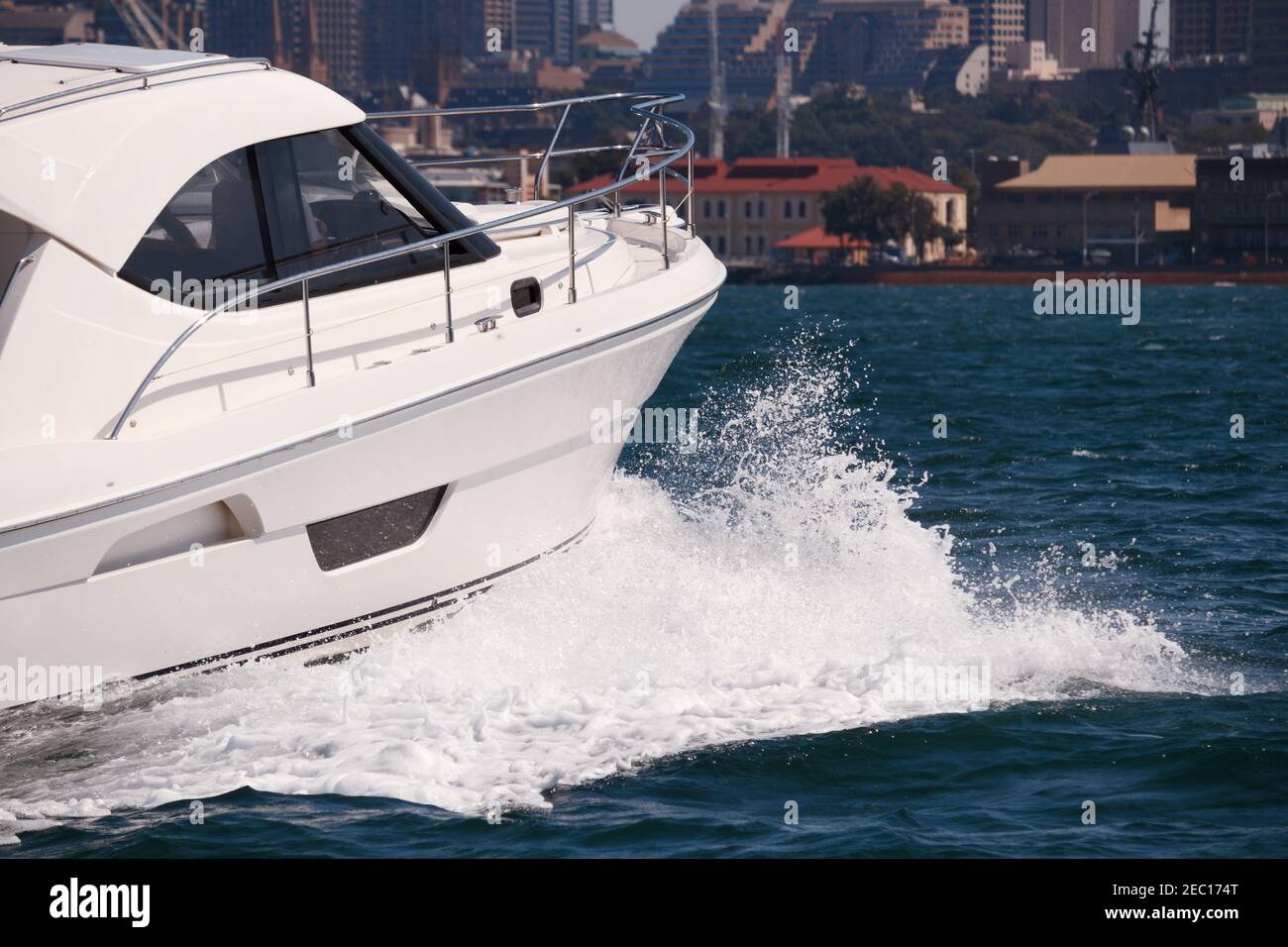 Un bateau à moteur passe. Vagues éclaboussant. Vue partielle de l'arc du bateau Banque D'Images