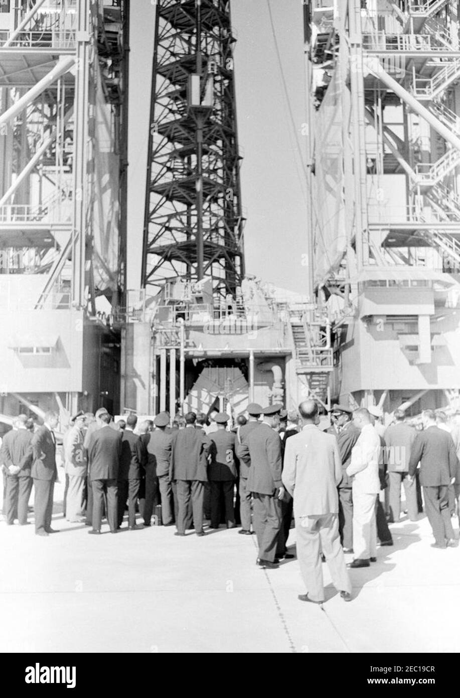 Visite d'inspection des installations de la NASA : Cape Canaveral Florida, 14:31. Le président John F. Kennedy (au centre à gauche, pour la plupart caché dans la foule) et d'autres voient un site de lancement de la fusée Saturn en construction au complexe de lancement 37, lors d'une visite de la station de la Force aérienne de Cape Canaveral, à Cape Canaveral, en Floride. Également en photo : aide militaire au président, le général Chester V. Clifton; agents du service secret de la Maison Blanche, Ron Pontius et Emory Roberts. Le président Kennedy s'est rendu à Cape Canaveral dans le cadre d'une visite d'inspection de deux jours des installations de l'Administration nationale de l'aéronautique et de l'espace (NASA). Banque D'Images