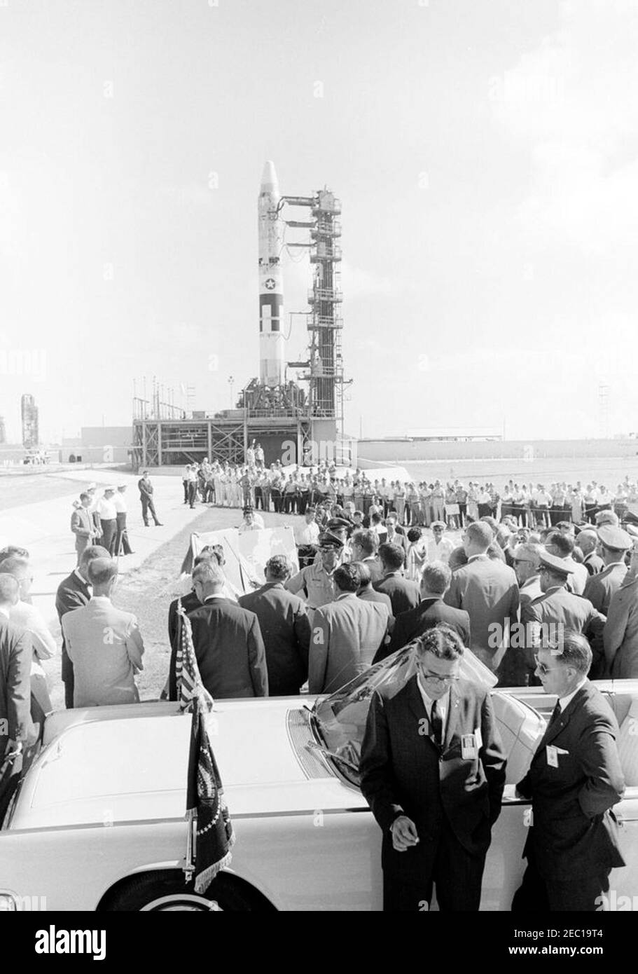 Visite d'inspection des installations de la NASA : Cape Canaveral Florida, 14:31. Le président John F. Kennedy (au centre à droite, en premier plan) visite le complexe Titan Launch à la station de la Force aérienne de Cape Canaveral, à Cape Canaveral, en Floride; une fusée de la Force aérienne Titan II se trouve sur le plateau de lancement en arrière-plan. Également photographié : Directeur des opérations de sécurité de l'aire d'essai de l'est à la base aérienne de Patrick, colonel Dan F. Thompson; Directeur des opérations de la Floride pour le centre des engins spatiaux habités, G. Merritt Preston; conseiller scientifique en chef du ministère de la Défense de la Grande-Bretagne, Sir Solly Zuckerman; Special Assi Banque D'Images