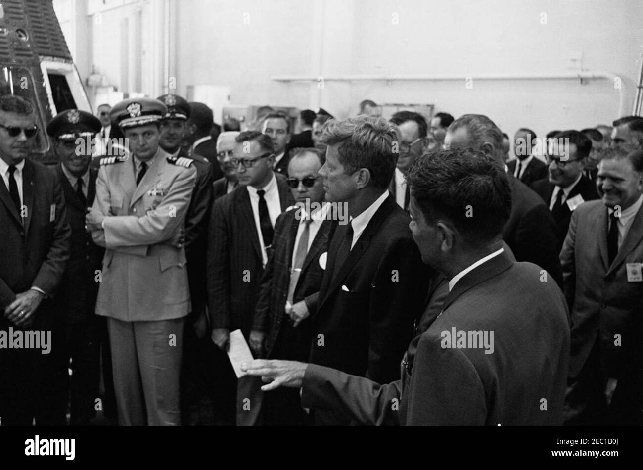 Visite d'inspection des installations de la NASA : Cape Canaveral Florida, 14:31. Le président John F. Kennedy visite les systèmes et l'équipement de l'engin spatial Mercury à l'intérieur de Hangar S à la station de l'aviation de Cape Canaveral, à Cape Canaveral, en Floride; le directeur des opérations de la Floride pour le centre de l'engin spatial habité, G. Merritt Preston (retour à la caméra), est à droite du président Kennedy. Également en photo : aide aérienne au président, général de brigade Godfrey T. McHugh; aide navale au président, capitaine Tazewell T. Shepard, Jr.; sénateur Alexander Wiley (Wisconsin); vice-président Lyndon B. Johnson; directeur de la résolution de la défense Banque D'Images