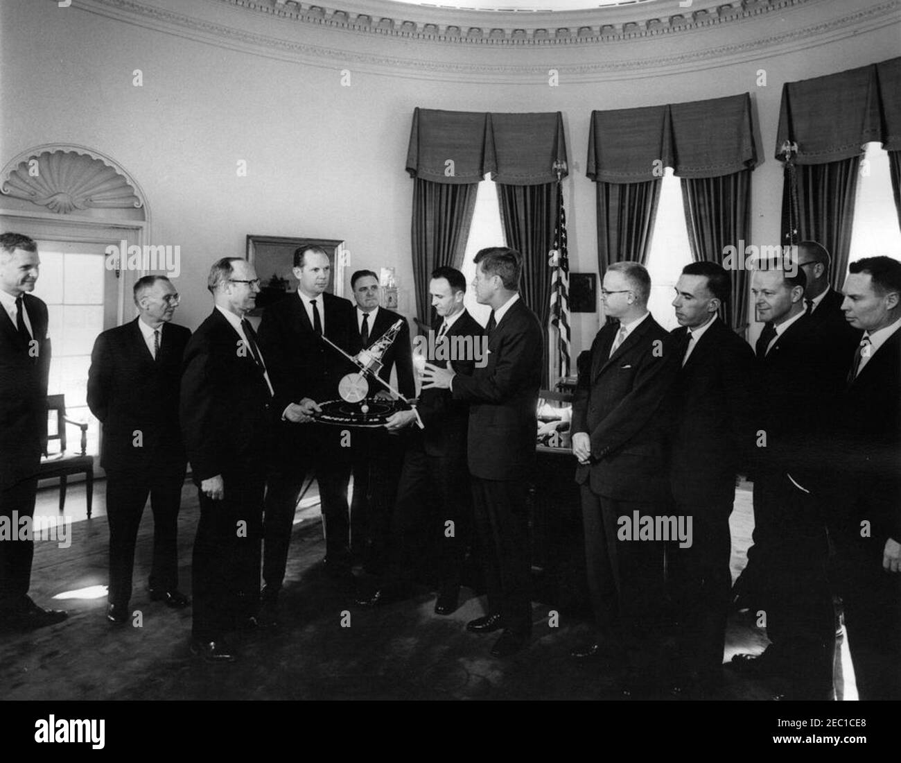 Visite des responsables de la National Aeronautics and Space Administration (NASA) impliqués dans le projet Mariner II, 12 h 25. Des responsables de la National Aeronautics and Space Administration (NASA) présentent au Président John F. Kennedy un modèle de l'engin spatial Mariner 2. (G-D) Dr Robert C. Seamans, Jr., administrateur associé de la NASA; Hugh L. Dryden, administrateur adjoint de la NASA; Dr William H. Pickering, directeur du Laboratoire de propulsion Jet (JPL) NASAu0027s; Jack N. James, directeur de projet de Mariner 2 pour JPL; Dr James E. Webb, administrateur de la NASA; Robert J. Parks, directeur des programmes planétaires pour JPL; Banque D'Images