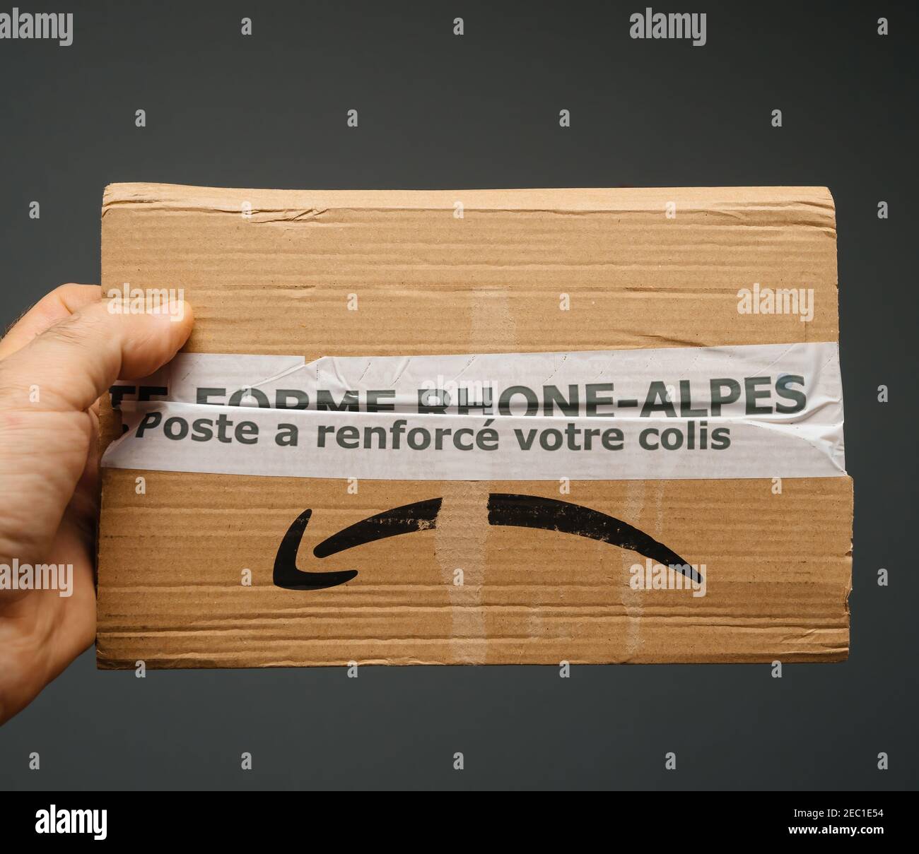 Paris, France - 25 juin 2020: POV main mâle tenant Amazon Prime boîte carton  avec bande scotch de la poste et du texte - la poste a renforcé votre  paquet Photo Stock - Alamy