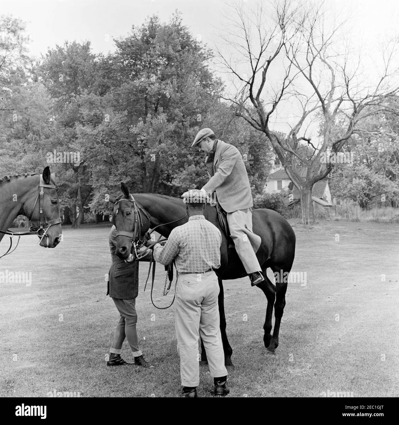 La première dame Jacqueline Kennedy (JBK) passe en compagnie de Muhammad Ayub Khan, président du Pakistan à Glen ora, Middleburg, Virginie. Le président du Pakistan, Muhammad Ayub Khan, est assis à cheval sur le terrain de Glen ora à Middleburg, en Virginie. Le cheval de la première Dame Jacqueline Kennedyu2019s, u201cSardar,u201d présenté à Mme Kennedy comme cadeau du Président Ayub Khan lors de son voyage au Pakistan, se trouve à l'extrême gauche. Banque D'Images