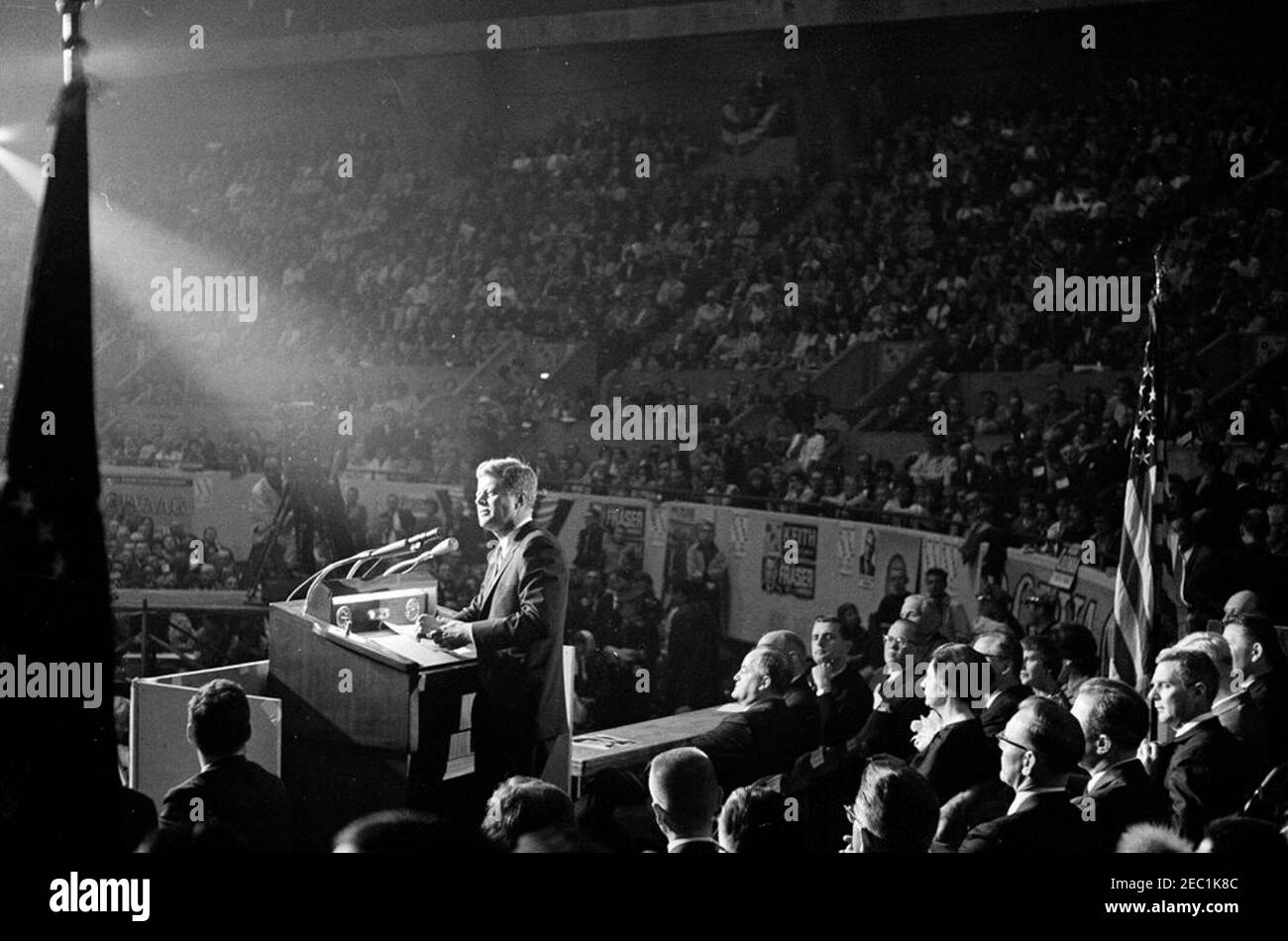 Voyage de campagne du Congrès : St. Paul, Minnesota, adresse à The Bean Feed. Le président John F. Kennedy fait des remarques lors d'un voyage de campagne du Congrès lors d'une campagne de Bean Feed dans l'hippodrome, au Minnesota State Fairgrounds à St. Paul, Minnesota. Parmi les photos à droite, mentionnons : le sénateur Hubert H. Humphrey (Minnesota); le procureur général du Minnesota, Walter Mondale. Banque D'Images