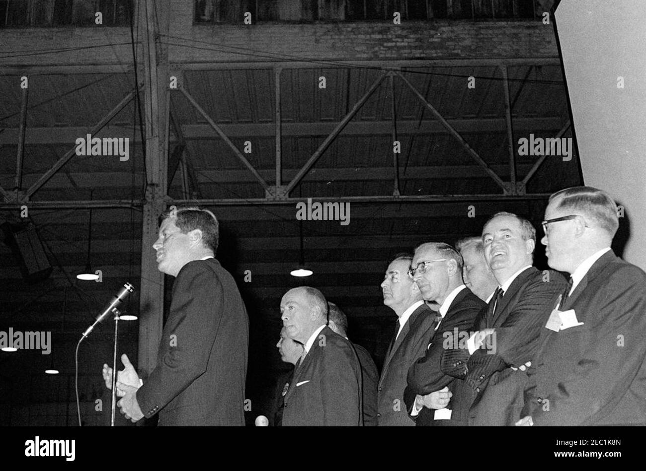 Voyage de campagne du Congrès : St. Paul, Minnesota, adresse à The Bean Feed. Le président John F. Kennedy (à micros) fait des remarques à un public débordent lors d'un voyage de campagne du Congrès dans le cadre d'un flux de haricots dans le pavillon du bétail du champ de foire de l'État du Minnesota à St. Paul, dans le Minnesota. Les représentants du Minnesota qui se tiennent derrière le président Kennedy sont le lieutenant-gouverneur Karl Rolvaag, le sénateur Eugene J. McCarthy, le représentant Joseph E. Karth et le sénateur Hubert H. Humphrey. Banque D'Images