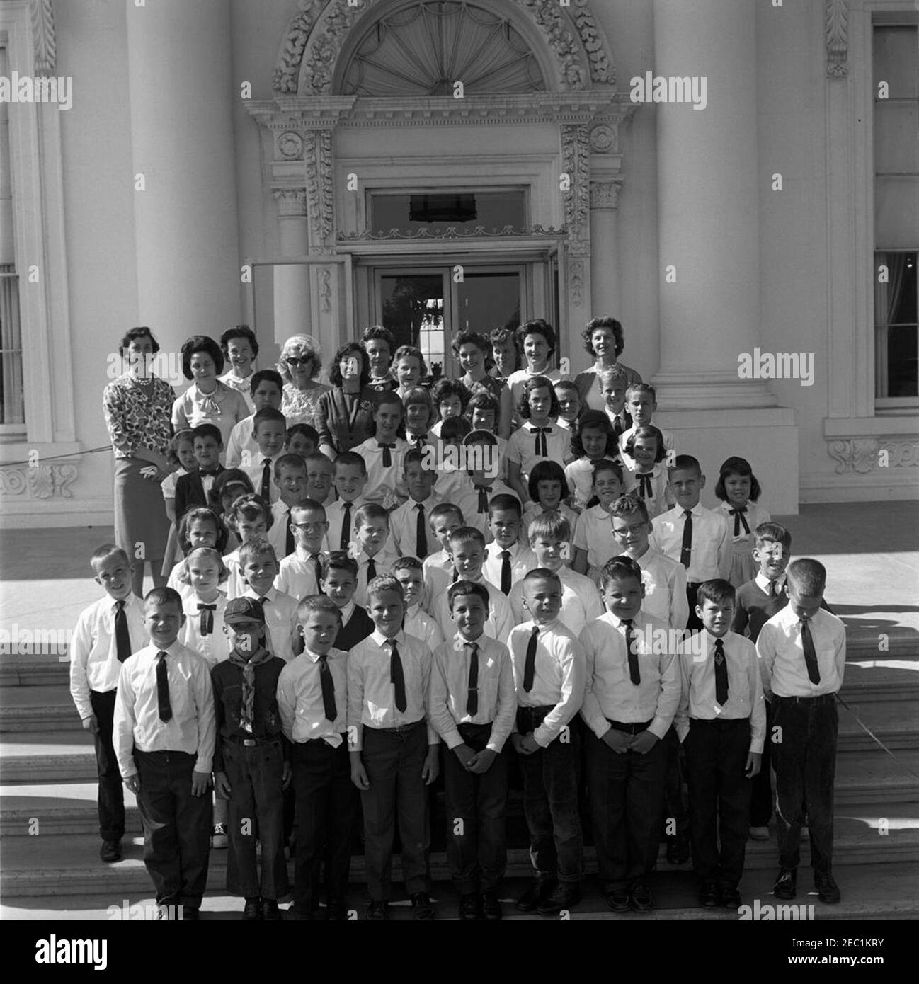 Excursions en groupe à la Maison Blanche. Les membres d'un groupe scolaire se tiennent sur les escaliers du Portico Nord lors d'une visite à la Maison Blanche, Washington, D.C. Banque D'Images Excursions en groupe à la Maison Blanche. Les membres d'un groupe scolaire se tiennent sur les escaliers du Portico Nord lors d'une visite à la Maison Blanche, Washington, D.C. Banque D'Images