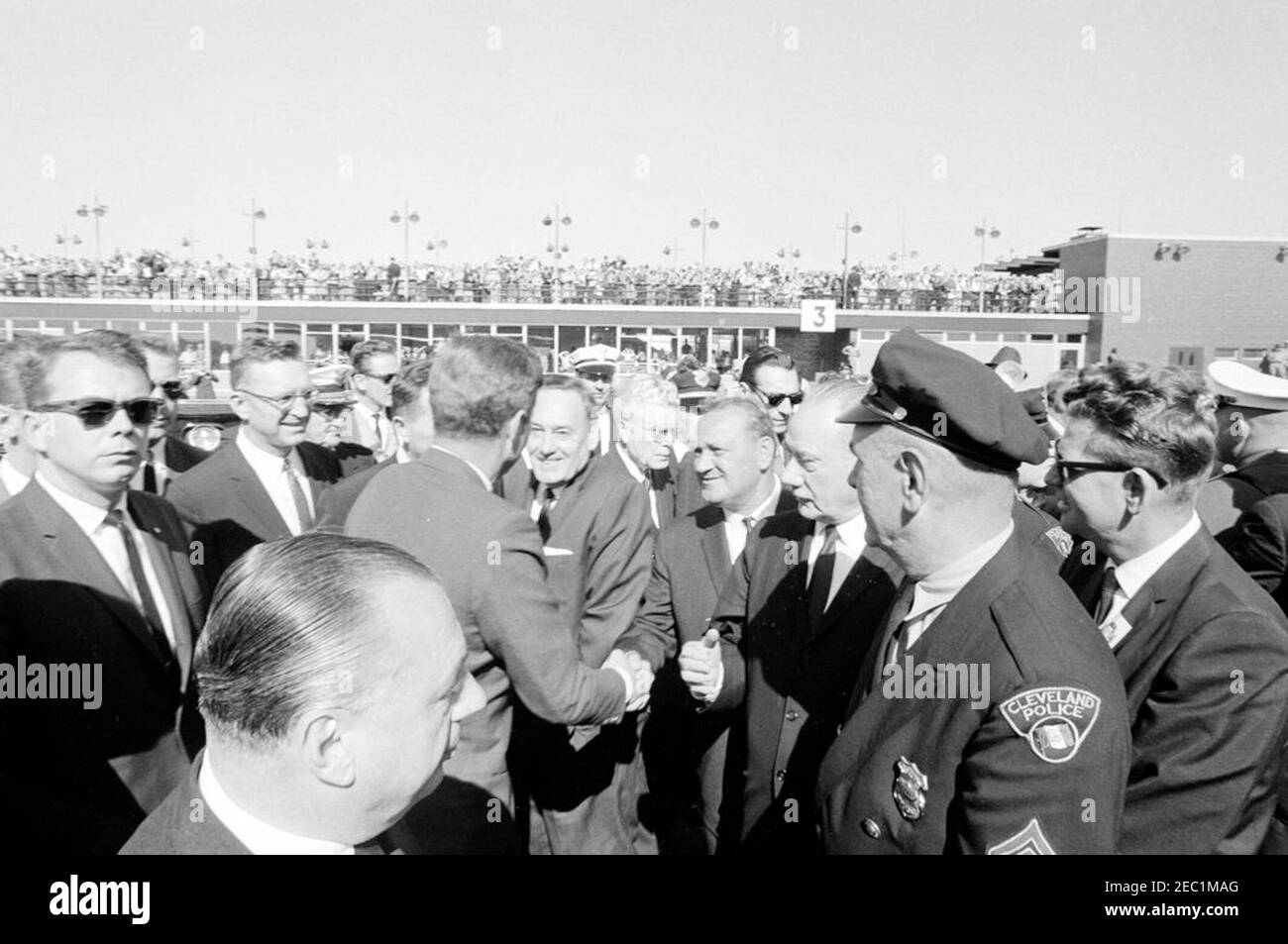 Voyage de campagne du Congrès : Cleveland, Ohio, arrivée, rallye, cortège, départ. Le président John F. Kennedy accueille des visiteurs à l'aéroport Cleveland Hopkins de Cleveland, Ohio, lors d'un voyage de campagne du Congrès. Également en photo : le gouverneur de l'Ohio, Michael V. DiSalle; le représentant Michael J. Feighan (Ohio); le président du Parti démocratique du comté de Cuyahoga, Ray T. Miller; l'agent du Service secret de la Maison Blanche, Bill Payne. Banque D'Images
