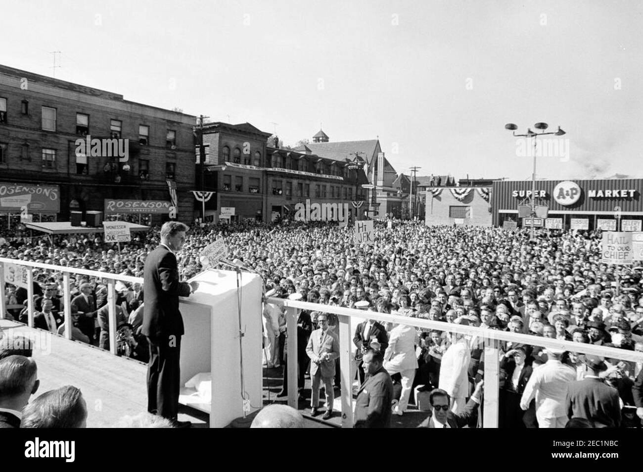 Voyage de campagne du Congrès : Monessen, Pennsylvanie, rallye. Le président John F. Kennedy prononce un discours à l’occasion d’un rassemblement de campagne du Congrès à Monessen, en Pennsylvanie. Banque D'Images