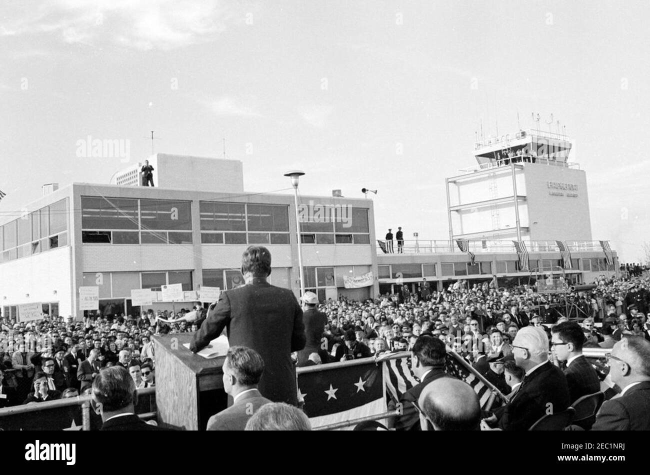 Voyage de campagne du Congrès : Bridgeport, Connecticut, rallye à l'aéroport. Le président John F. Kennedy fait des remarques à l'aéroport municipal de Bridgeport à Stratford, dans le Connecticut, au cours d'un voyage de campagne du Congrès. Banque D'Images