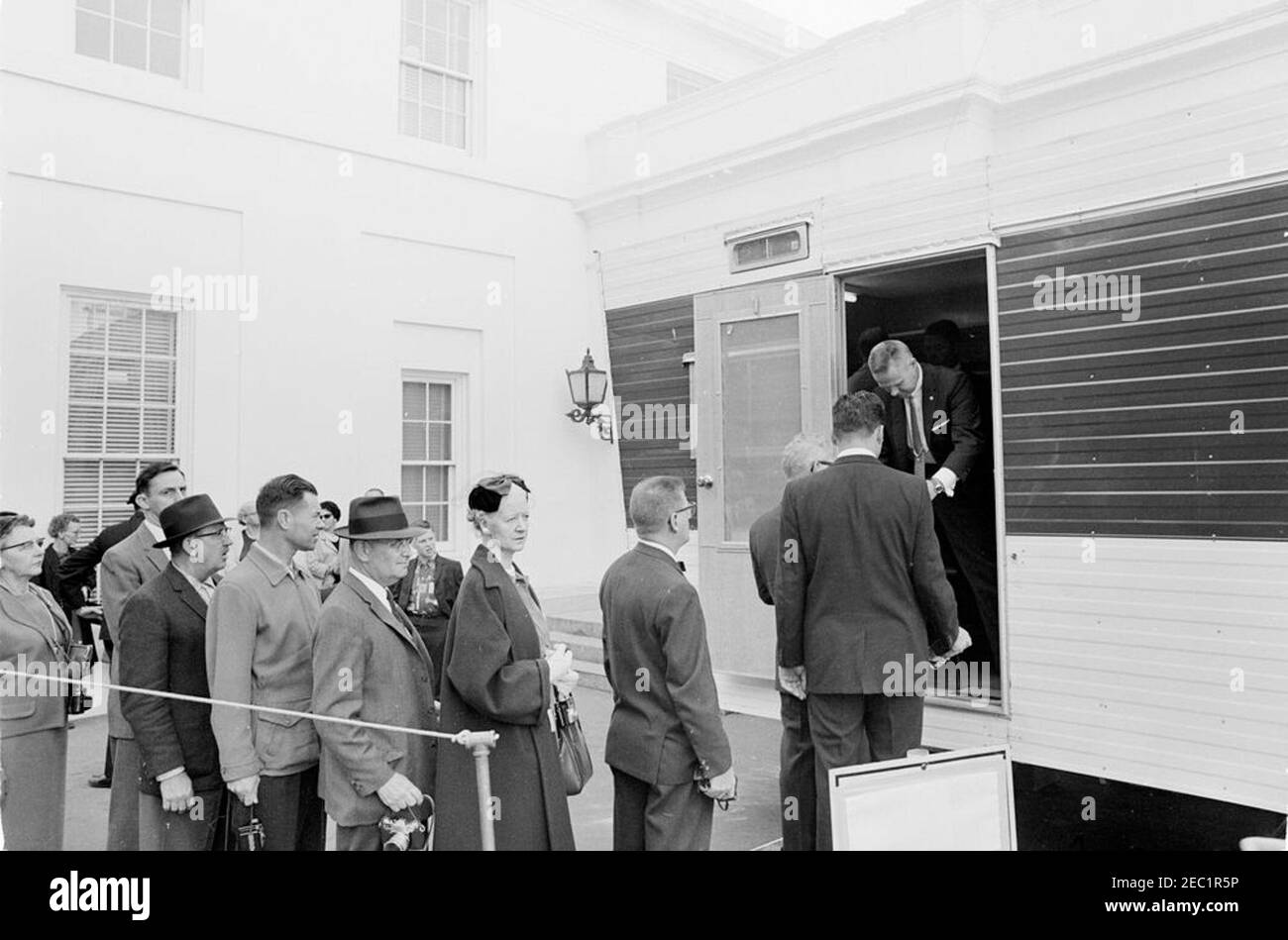 White House, de nouvelles mesures de sécurité des visiteurs sont mises en vigueur. Les visiteurs attendent en file devant une remorque installée près de l'entrée de l'aile est de la Maison Blanche pour laisser leurs caméras, sacs à main et colis pour inspection, dans le cadre des nouvelles mesures de sécurité établies en réponse à la crise à Cuba. Washington, D.C. Banque D'Images