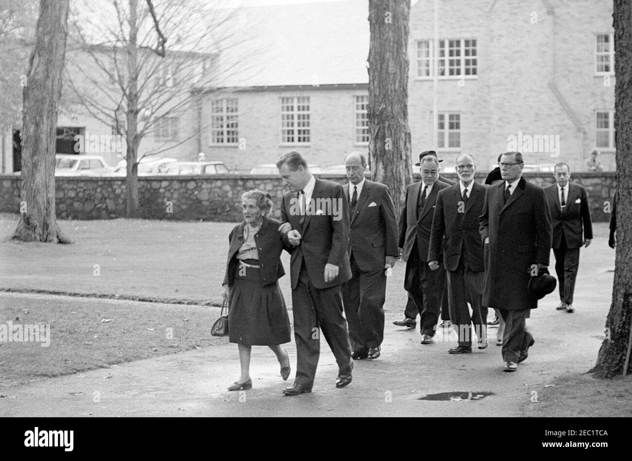Services funéraires pour Mme Eleanor Roosevelt, Hyde Park, New York. Les amateurs de deuil arrivent à l'église épiscopale Saint-Jamesu2019 pour les funérailles d'Eleanor Roosevelt. De gauche à droite : Laura Franklin u201cPollyu201d Delano; gouverneur de New York, Nelson A. Rockefeller; ambassadeur des États-Unis auprès des Nations Unies (ONU), Adlai Stevenson; diplomate Ralph Bunche; deux hommes non identifiés; maire de New York, Robert F. Wagner, Jr. Hyde Park, New York. Banque D'Images Services funéraires pour Mme Eleanor Roosevelt, Hyde Park, New York. Les amateurs de deuil arrivent à l'église épiscopale Saint-Jamesu2019 pour les funérailles d'Eleanor Roosevelt. De gauche à droite : Laura Franklin u201cPollyu201d Delano; gouverneur de New York, Nelson A. Rockefeller; ambassadeur des États-Unis auprès des Nations Unies (ONU), Adlai Stevenson; diplomate Ralph Bunche; deux hommes non identifiés; maire de New York, Robert F. Wagner, Jr. Hyde Park, New York. Banque D'Images