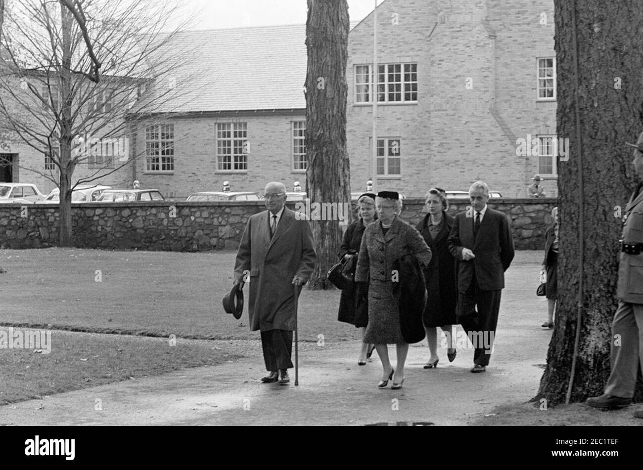 Services funéraires pour Mme Eleanor Roosevelt, Hyde Park, New York. L'ancien président, Harry S. Truman, et Bess Truman arrivent à l'église épiscopale Saint-Jamesu2019 pour les funérailles d'Eleanor Roosevelt. Aussi en photo: Margaret Truman Daniel; Clifton Daniel; Laura Franklin u201cPollyu201d Delano (partiellement caché derrière l'arbre). Hyde Park, New York. Banque D'Images