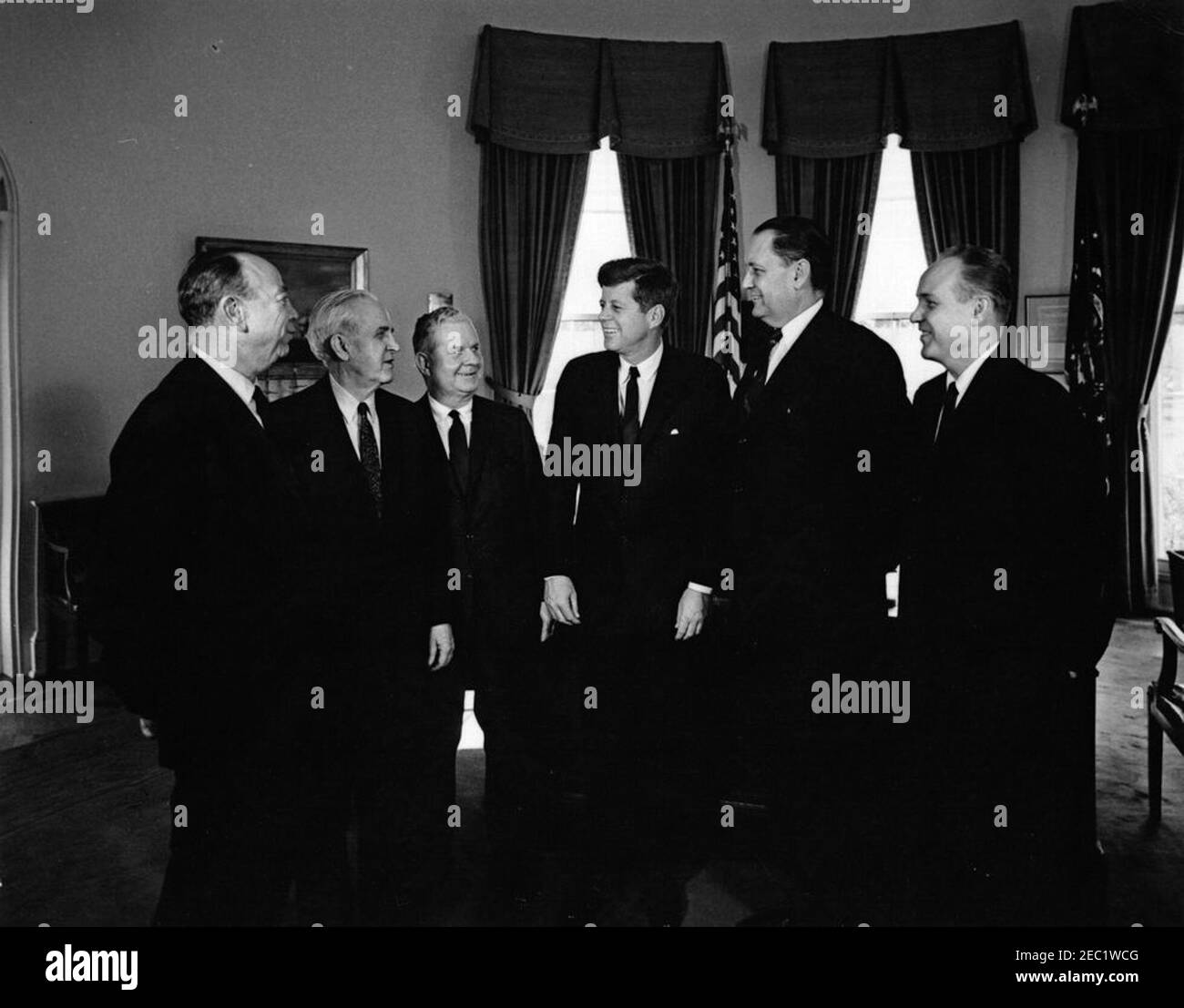Réunion avec les membres du Congrès, 11:45. Le Président John F. Kennedy rencontre les membres du Congrès. De gauche à droite : le représentant Phil M. Landrum (Géorgie); le représentant James W. Trimble (Arkansas); le représentant Harris B. McDowell, Jr. (Delaware); le président Kennedy; le représentant Carl Elliott (Alabama); le représentant Stanley R. Tupper (Maine). Oval Office, Maison Blanche, Washington, D.C. Banque D'Images