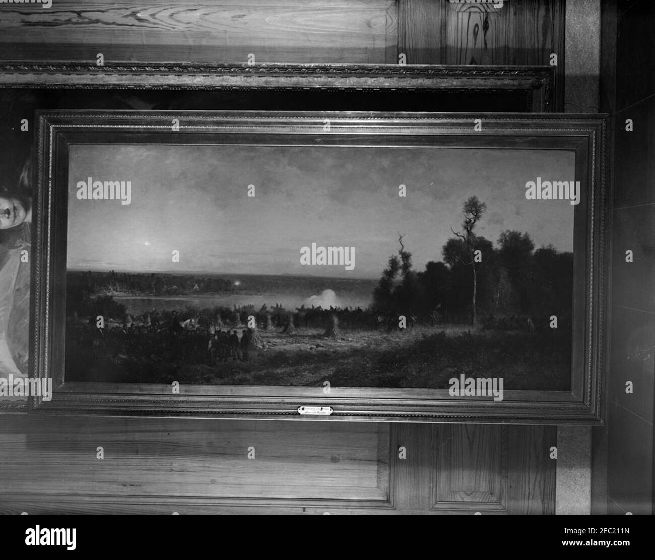 Tableaux de la Maison Blanche : la réception du général Ulysses S. Grant par Francis B. Carpenter (plus tard connu sous le nom de Cour républicaine dans les jours de Lincoln, attribué à Peter F. Rothermel)(1867); Cannonading sur le Potomac, octobre 1861 par Wordsworth Thompson; James Garfield par Calvin Curtis (1881); Grover Cleveland par Eastman Johnson (1891); Benjamin Harrison par Eastman Johnson (1895); Theodore Roosevelt par John Singer Sargent (1903); Harry S. Truman par Greta Kempton (1947); porche des Maidens à l'Erechtheum par Stanford White (1900) [anciennement appelé Temple des sept Virgins]; Millard Fillmore par Banque D'Images